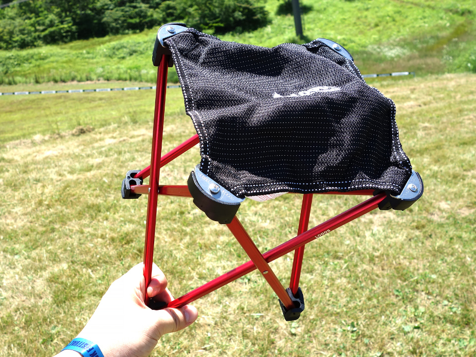 カバンに放り込めるサイズの超小型折りたたみチェア - ケータイ Watch