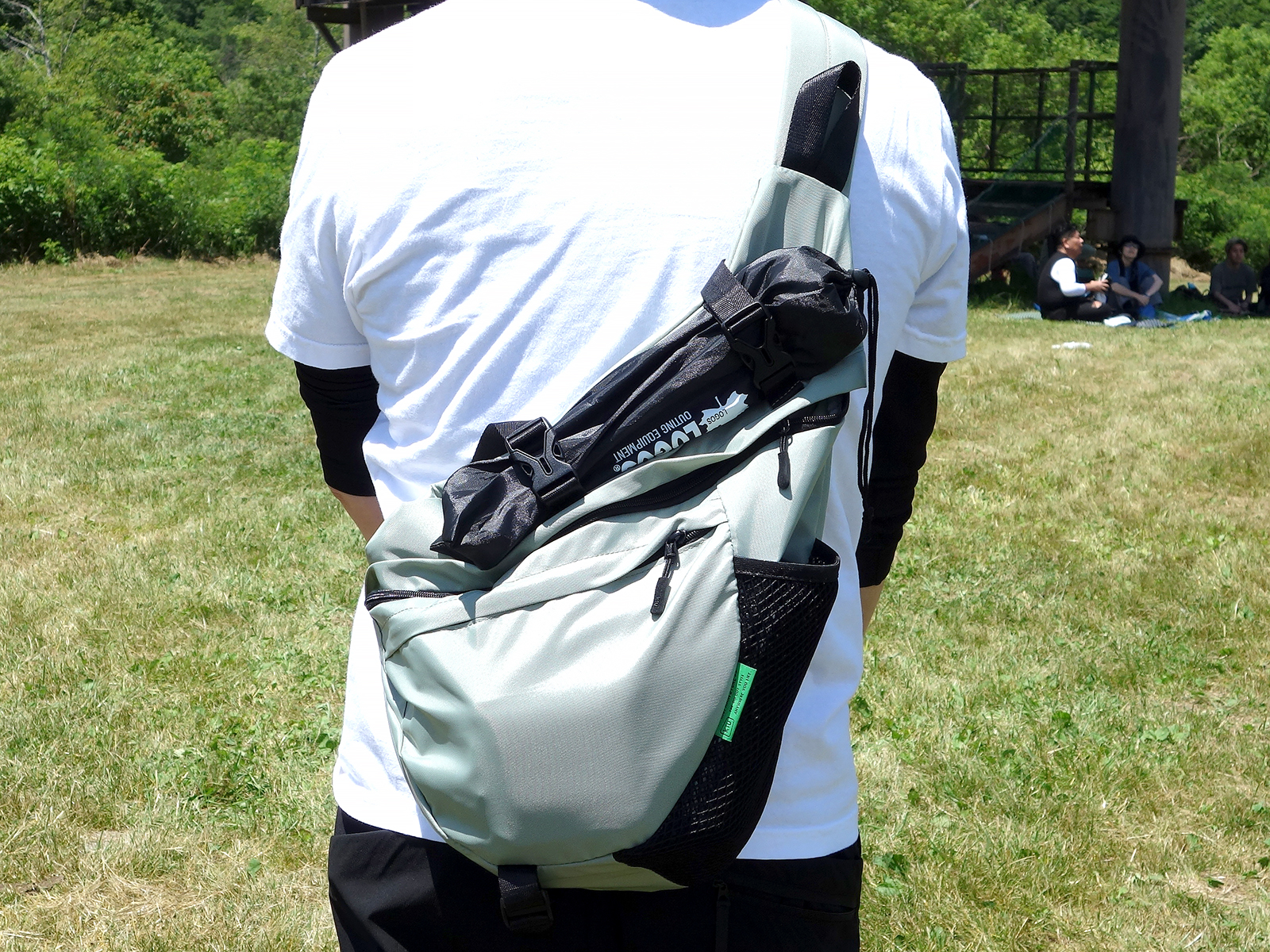 カバンに括り付けたり、放り込んだりして気軽に持ち歩けます。