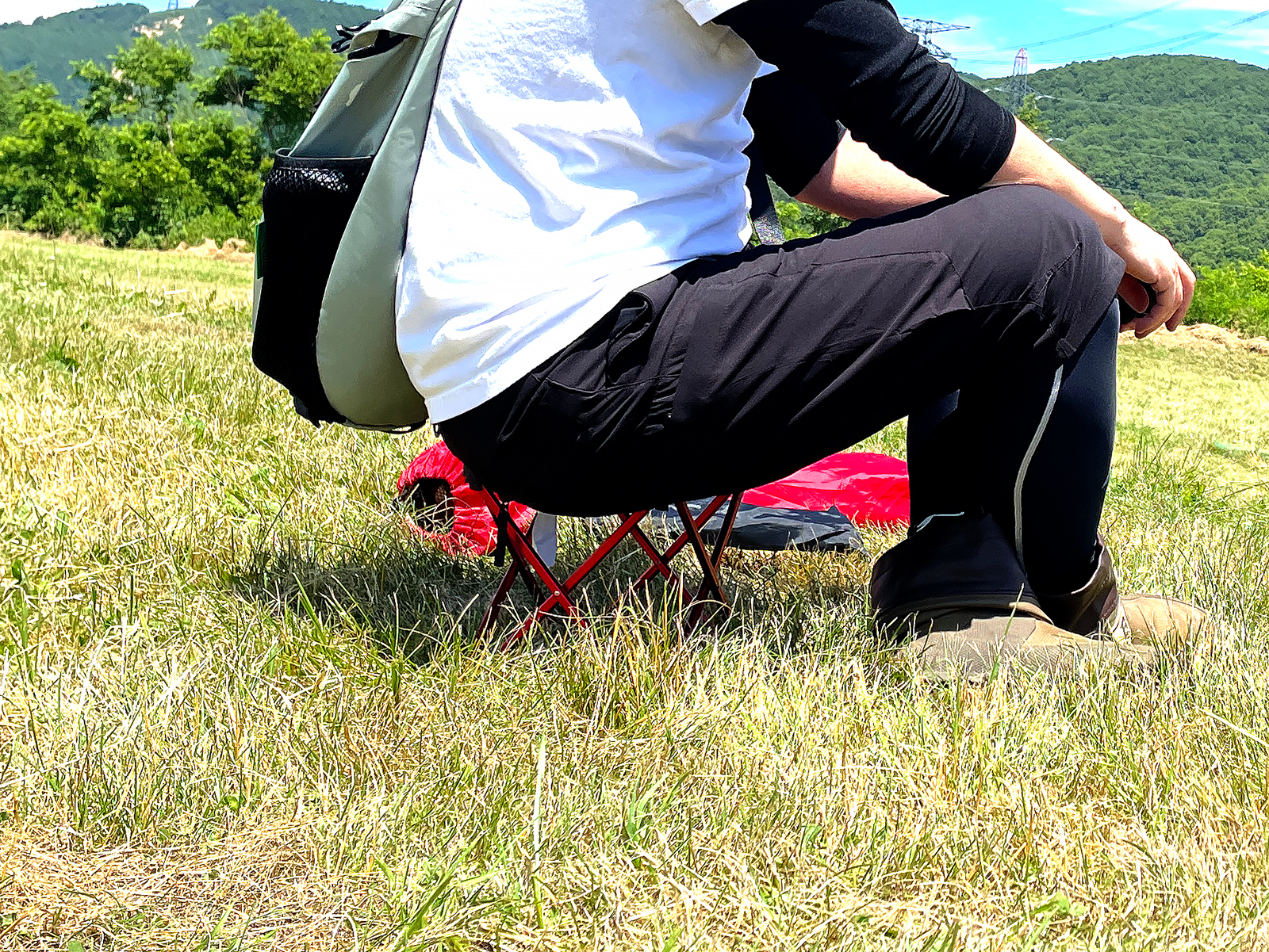 どっこいしょと腰掛けても軋む様子はありません。立ったり座ったりを繰り返す野外フェスにはうってつけ。