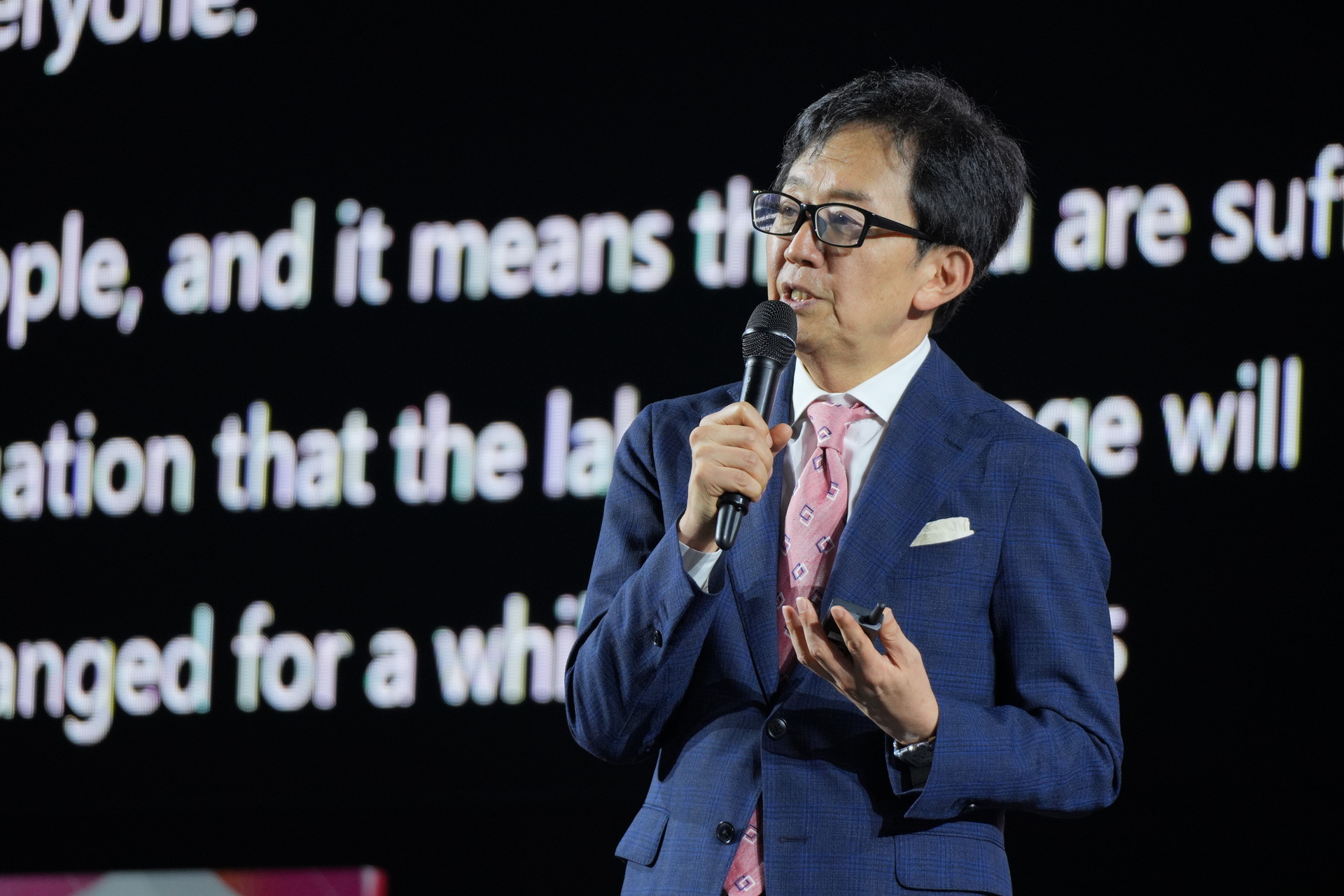 楽天モバイルの法人事業について講演する共同CEO 鈴木和洋氏