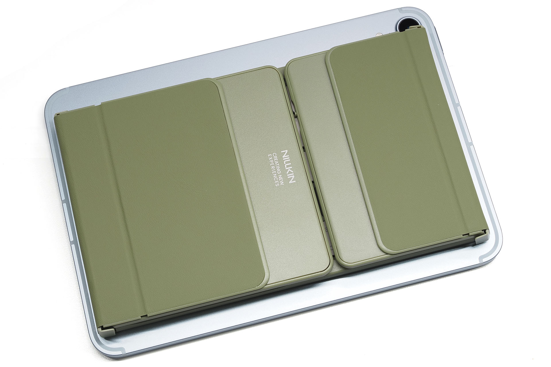 折りたたんだ状態でiPad miniと重ねた様子。いっしょに携行するに都合のよいサイズ感だ。