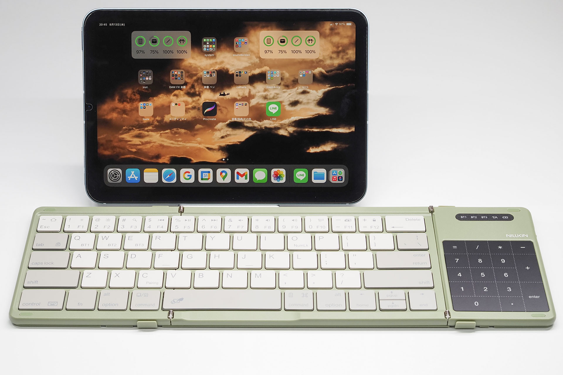 使用時はiPad miniよりだいぶ幅広になるが、そのぶんキーピッチが広く入力しやすい。右端にはトラックパッド兼テンキーパッドもあるョ！
