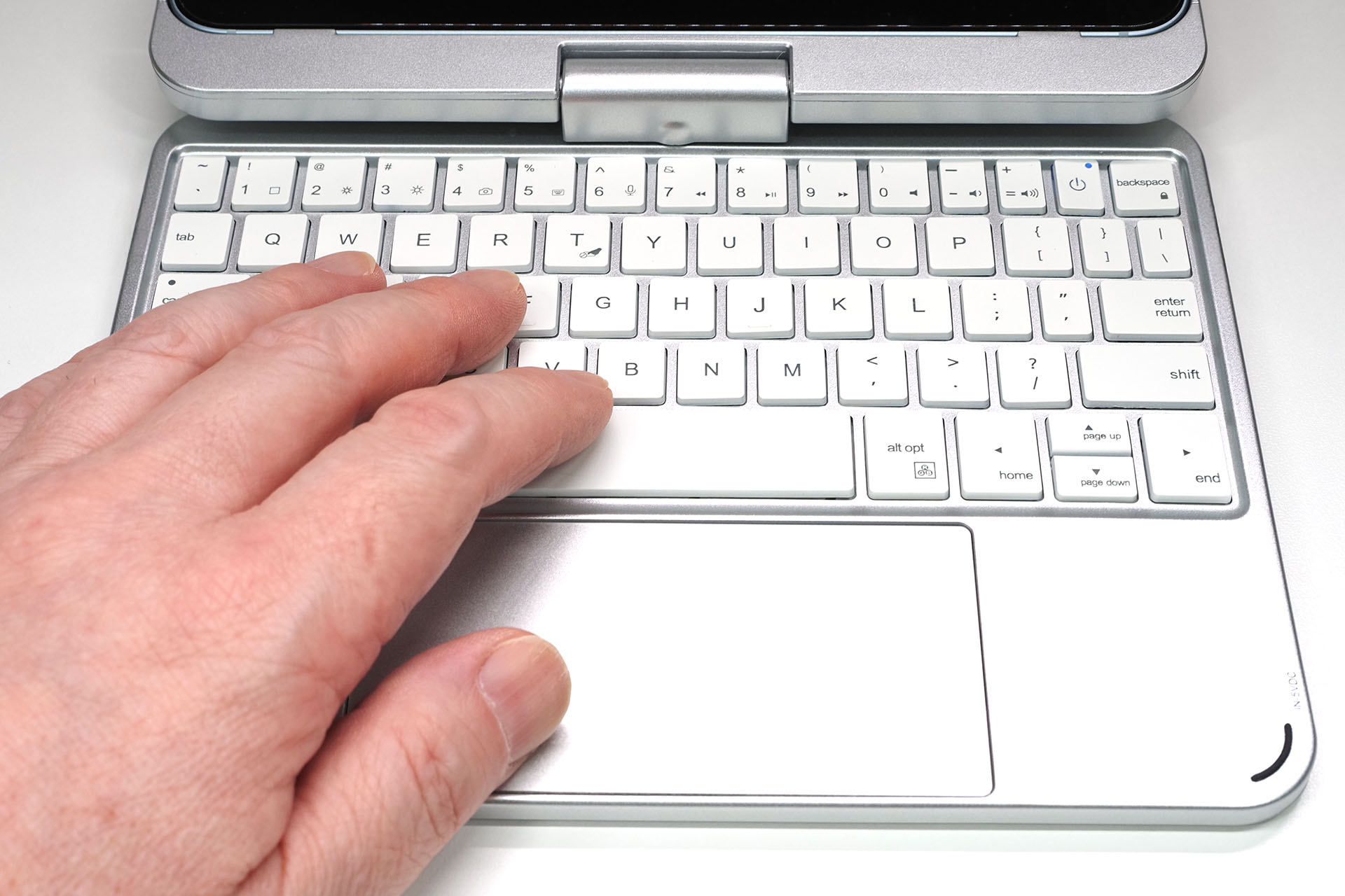 ただしiPad miniのサイズ（とくに幅）の制限から、カバー・キーボードのキーピッチは狭い。タッチタイピングはちょっと苦しい感じ。