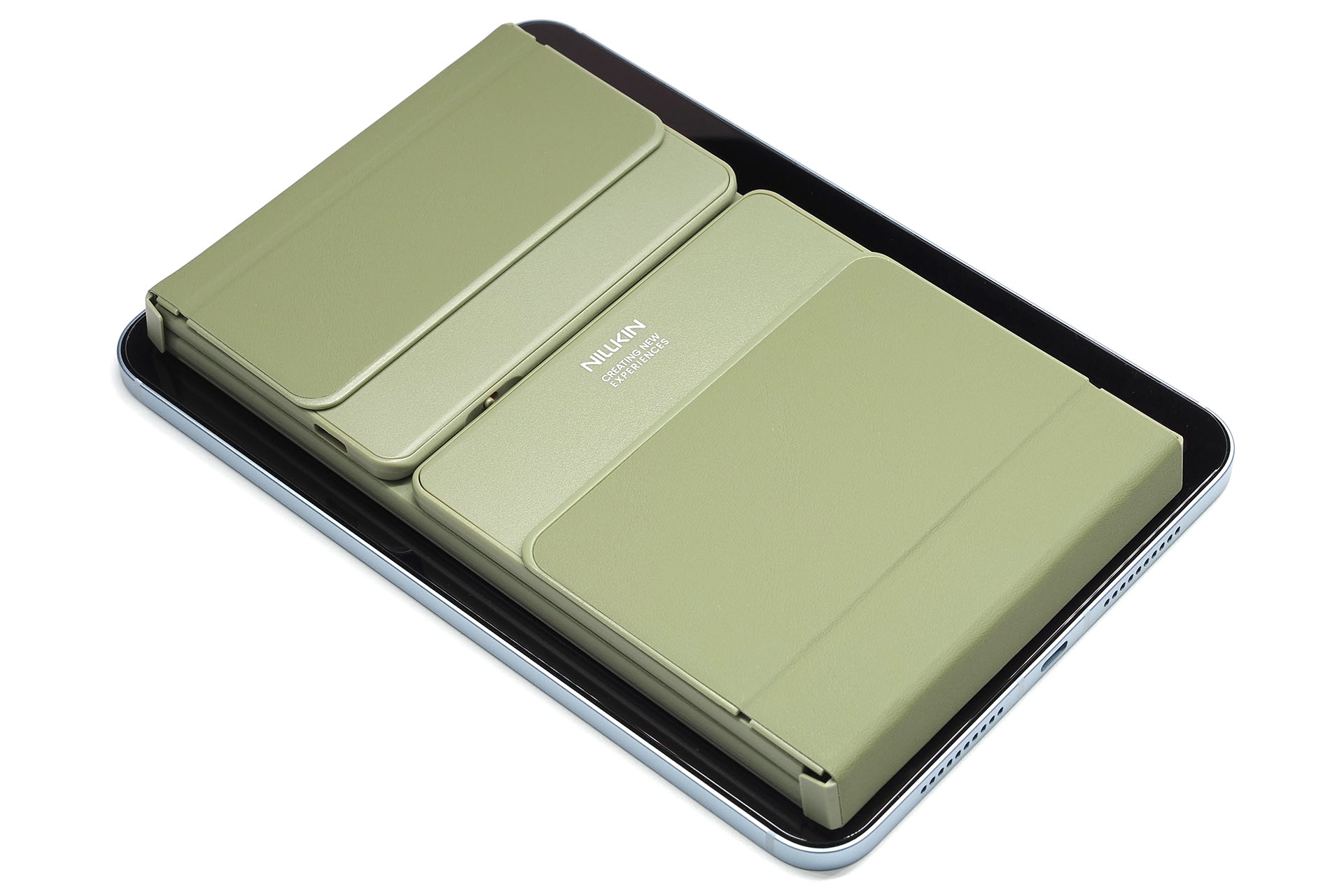 たたんだキーボードとiPad miniを重ねた様子。ひとまとめにして持ち歩ける携帯性がナイス。
