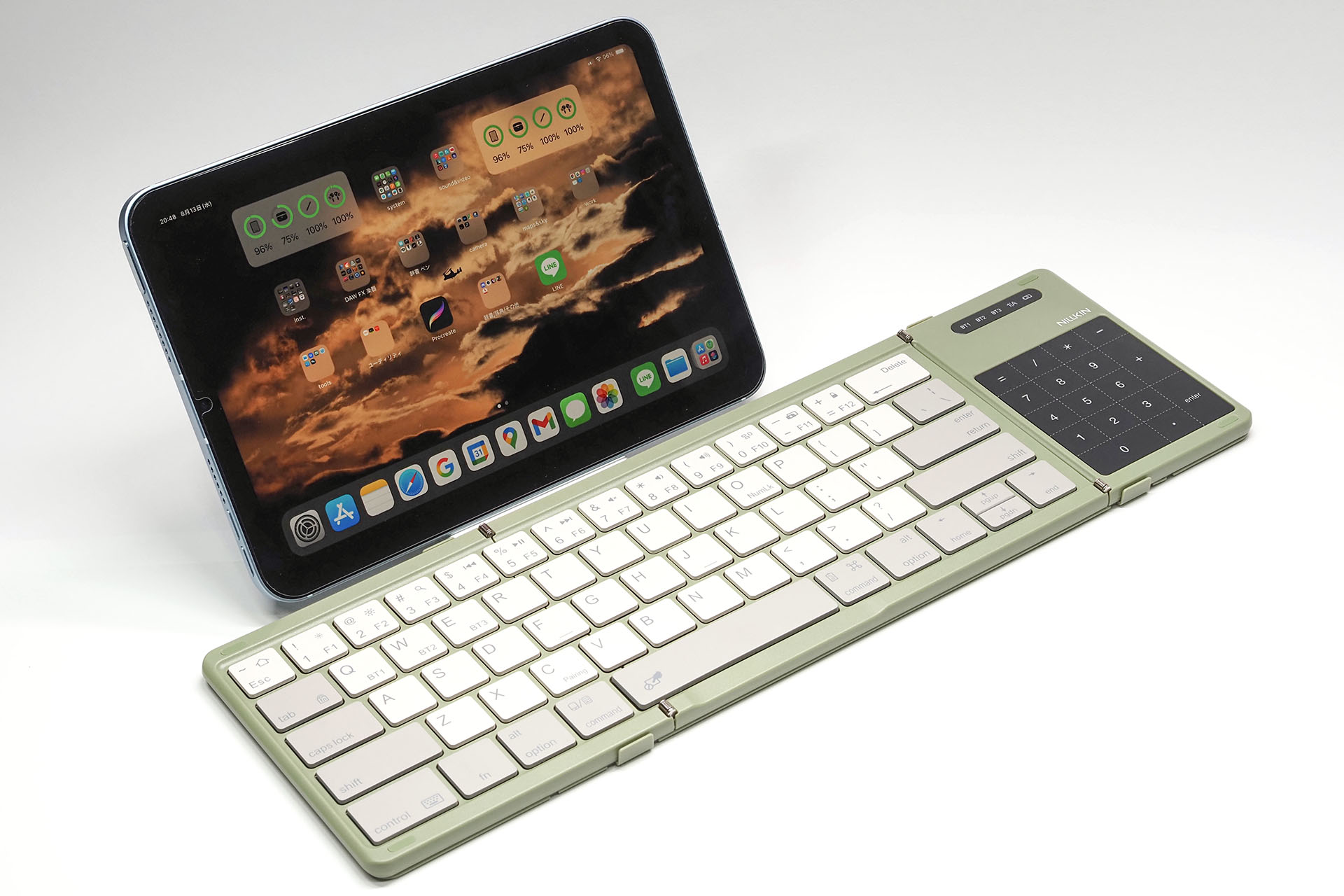 iPad miniの前で展開した様子。けっこう広々としていて余裕をもってタイプできる。トラックパッドは静電容量式・押下式で、テンキーパッドとしても使える。