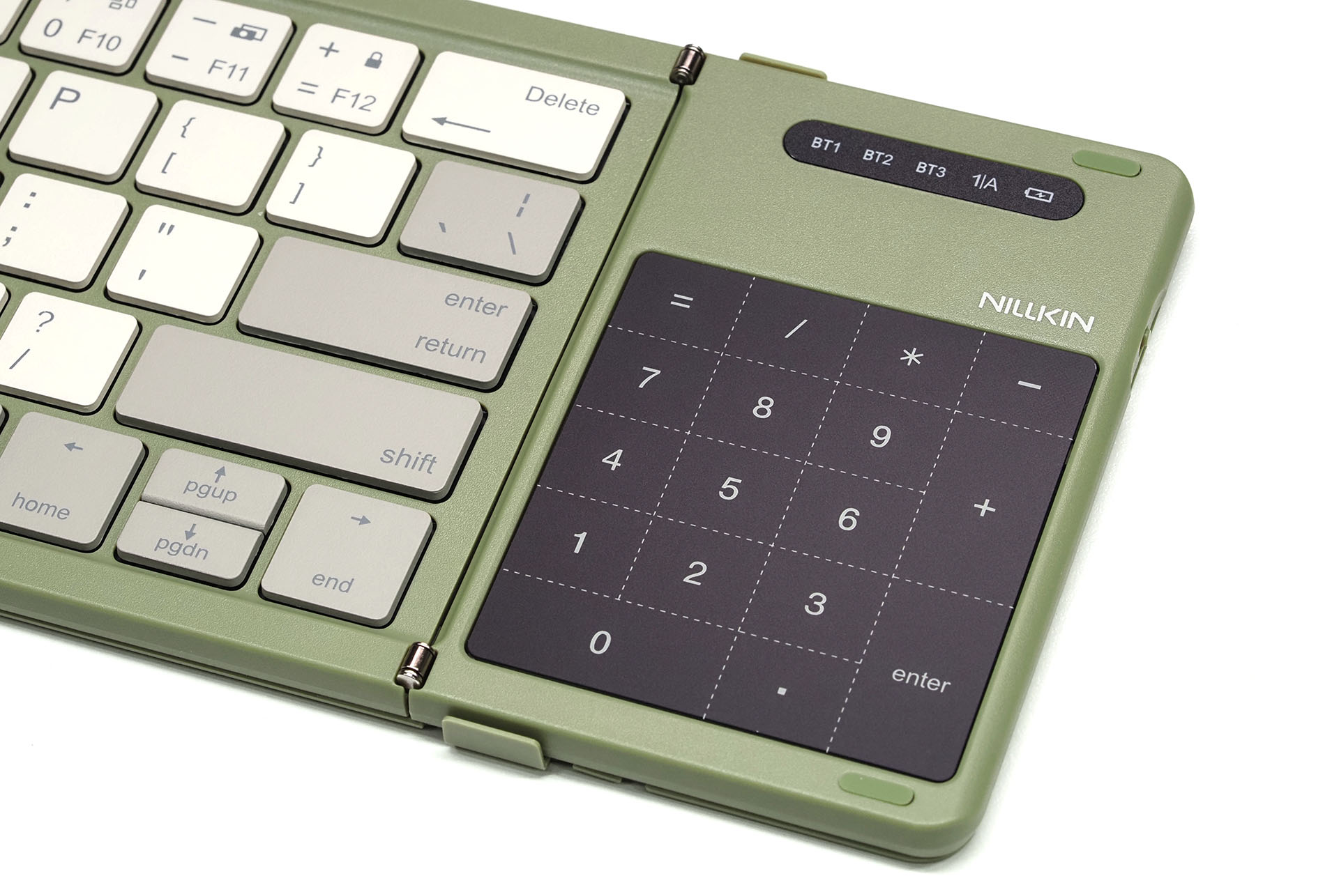 ポインター操作は快適に行えるトラックパッド。テンキーパッドとして数値の入力もそこそこ快適だ。しかし、タップで決定操作とはならず、やや強く押下しての決定操作となるので、使い慣れるまで少々戸惑うかも</br>※（著者訂正）本キーボードとiPadなどを接続した状態でiPadOSの「設定」→「トラックパッド」にて「タップでクリック」をオンにすれば、押下操作せずタップで決定操作が可能であった。失礼しました！