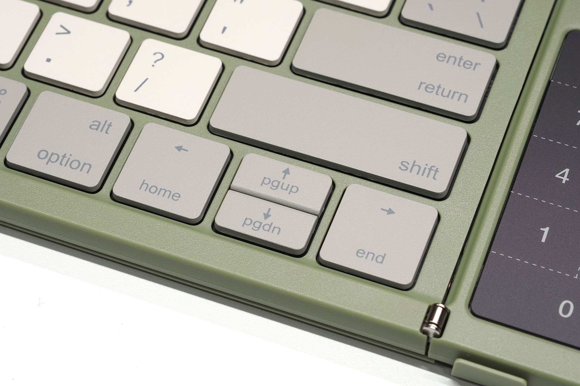 無理やり押し込んで実装した感がある4つの矢印キー。Appleデバイスもこういうキー配列だったりするが、矢印キーを多用する俺にとっては使いにくいサイズ・配列だ。