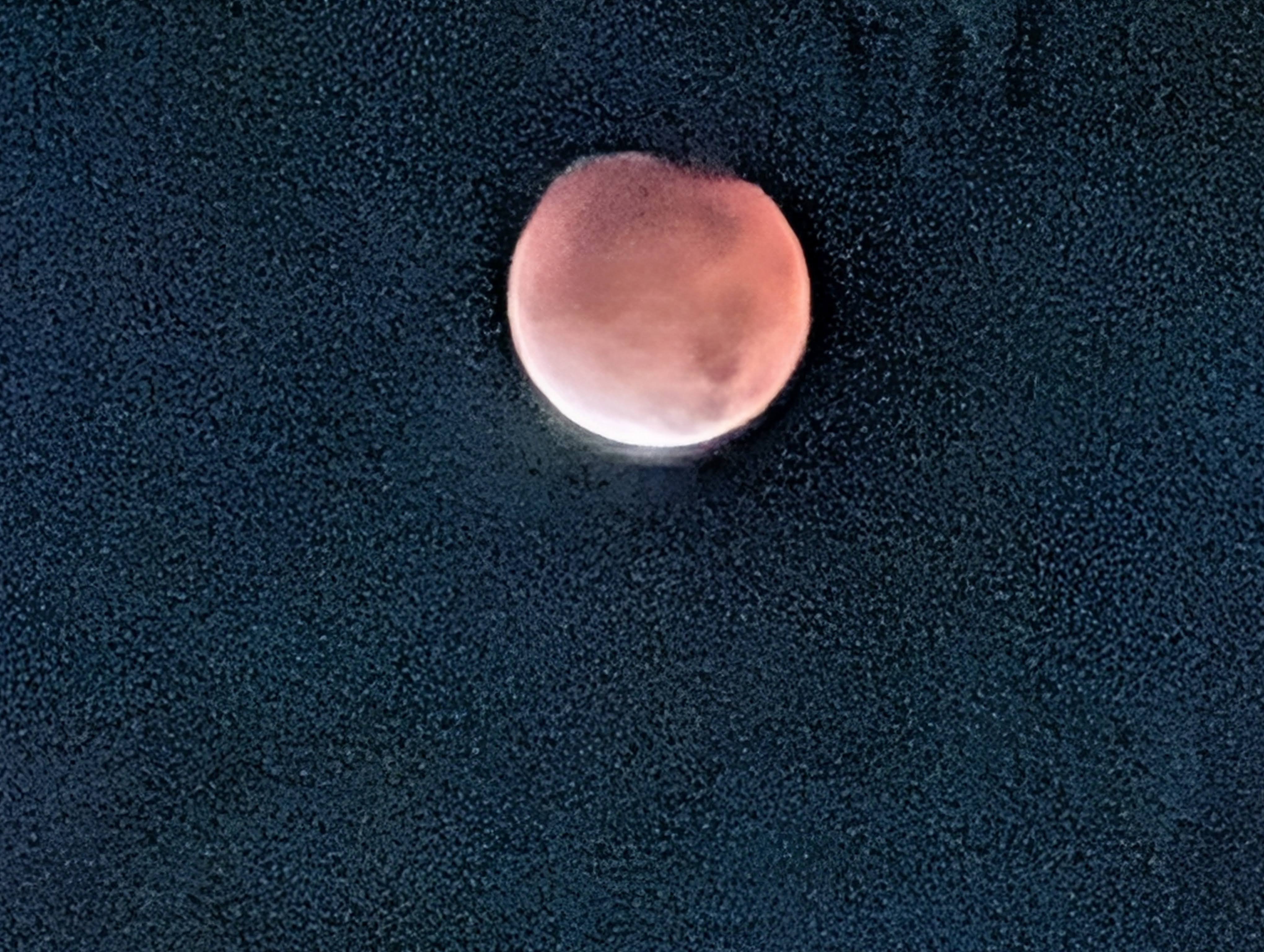 100倍ズームのままでは、なかなか捉えきれないので、ちょっと引いてから月にターゲット（2時32分撮影）