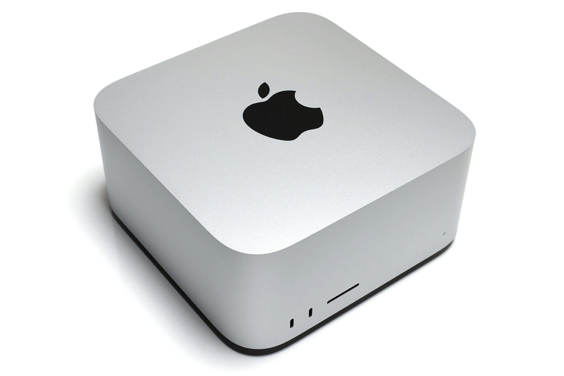 2022年4月頃に購入して現在でもバリバリ現役のMac Studio。Apple M1 Ultraチップ搭載品で、メモリは64GB、ストレージは2TB SSD。購入価格は54万3800円。