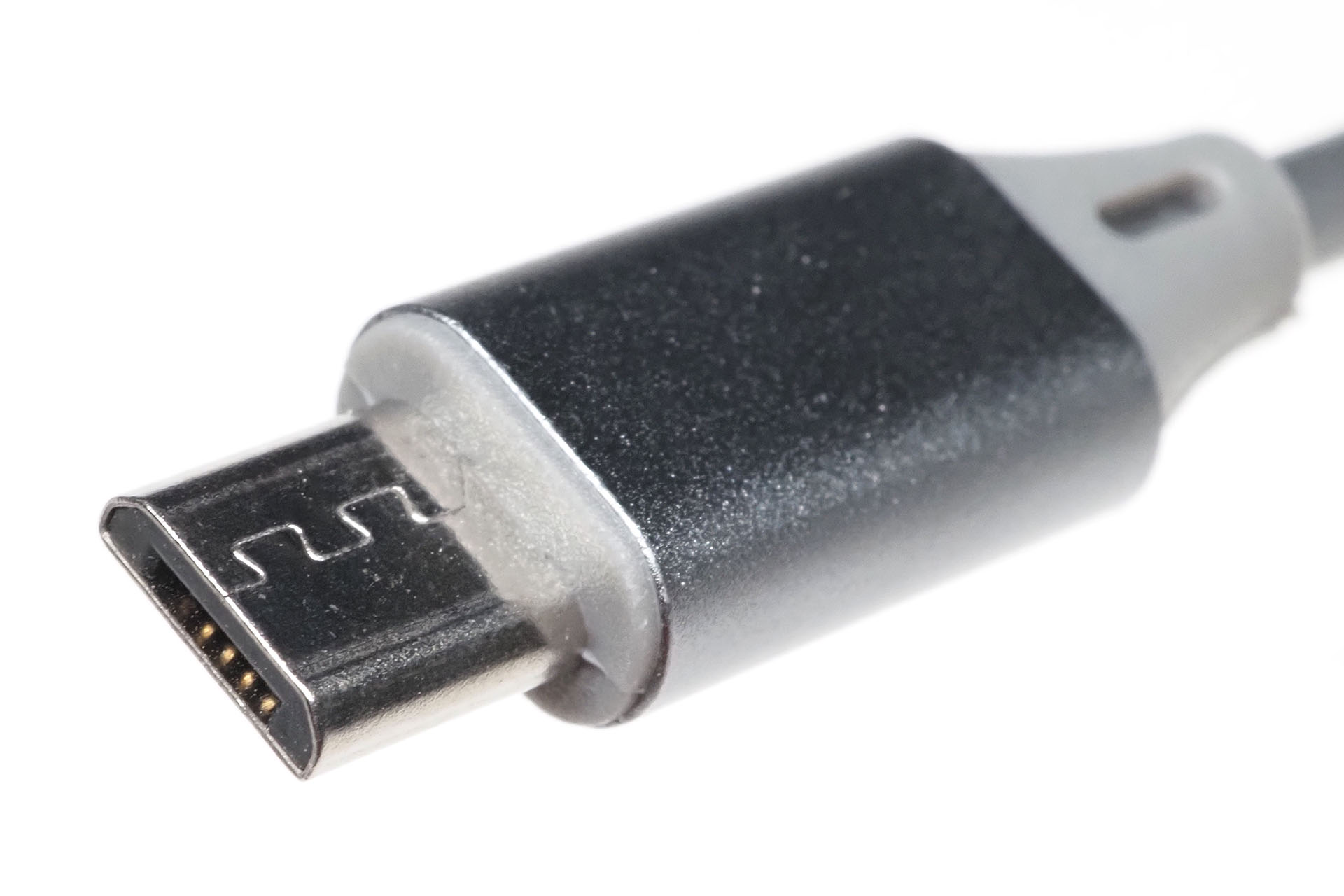 microUSBコネクター（ケーブル側）。小さく薄く、ツメがあって抜けにくく、小型のモバイル系機器のためのコネクターとしてしては実用的ではあった。