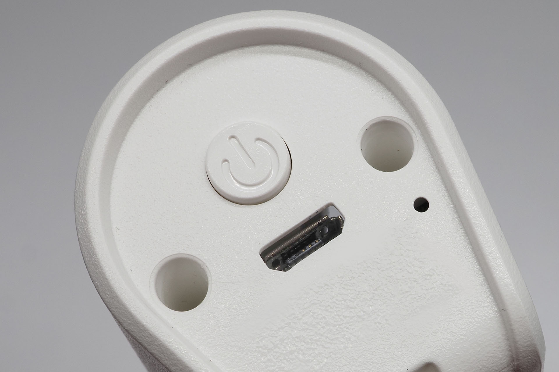 クライアント側（周辺機器側）microUSBコネクター。こちらも小さく場所を取らず実用的ではあった。