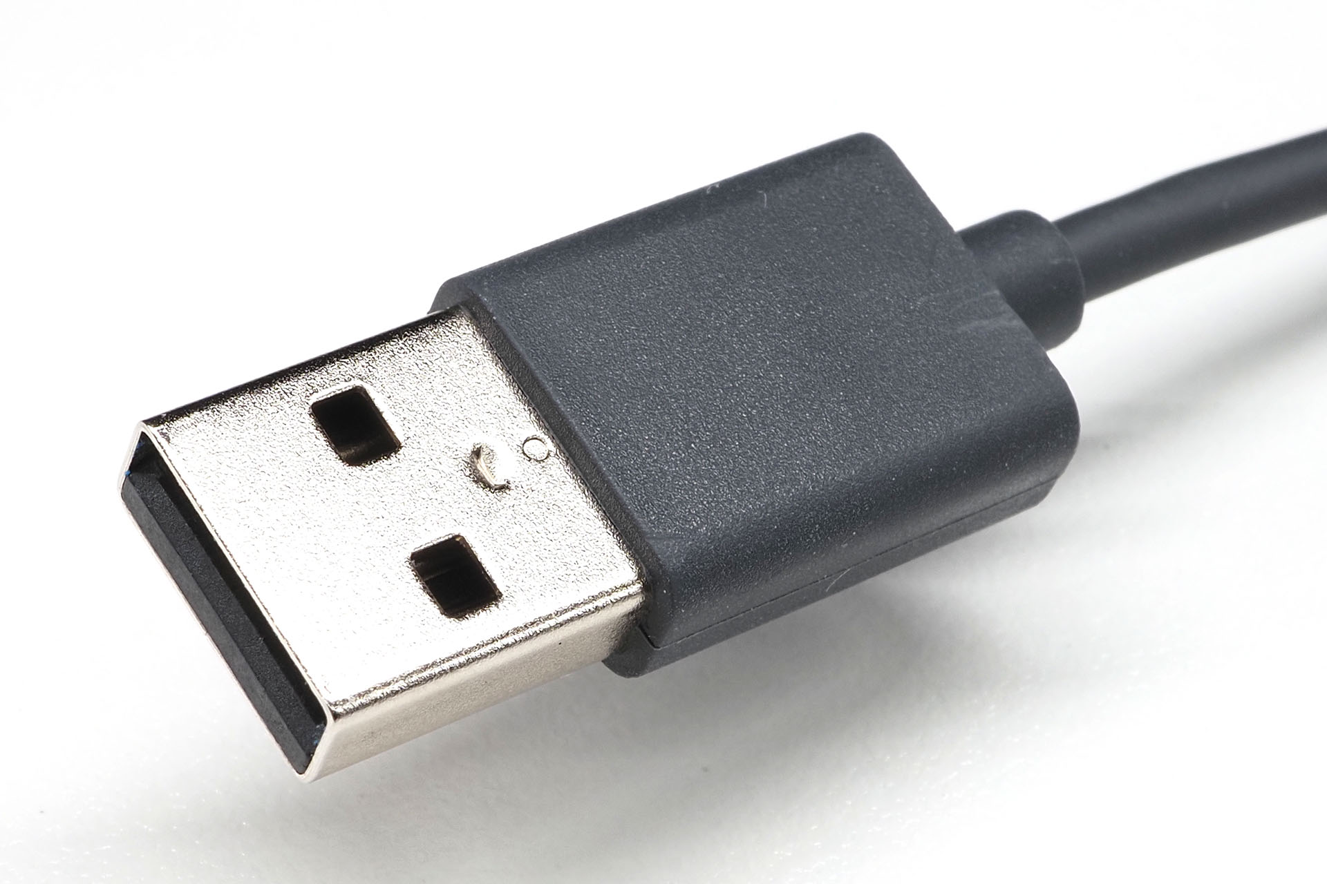 USB Type-Aのケーブル側コネクター。写真に見えている面が「上」となる。