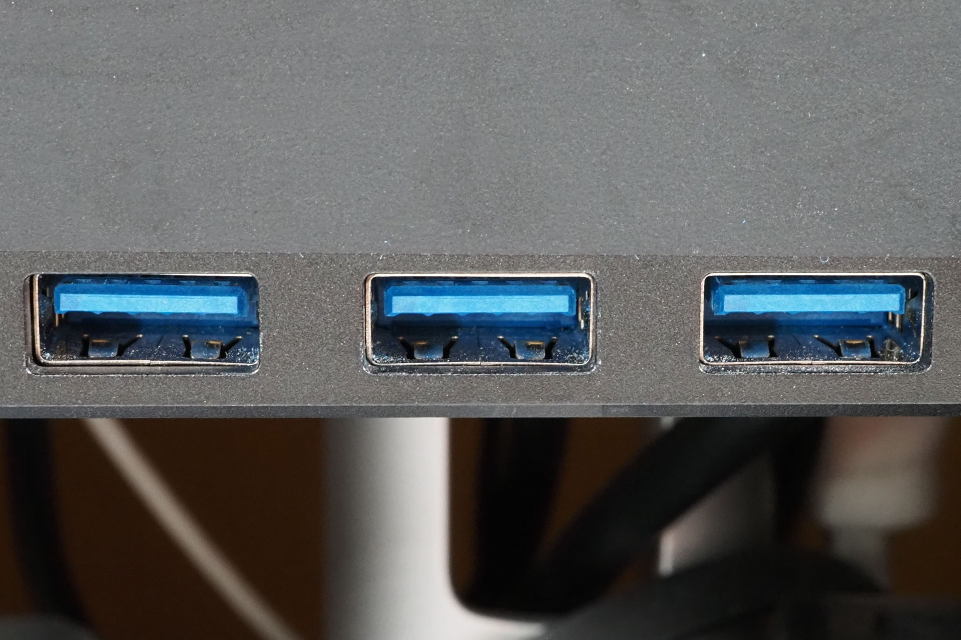 USB Type-Aのホスト側コネクター。白や青などの板が寄っているほうが「上」となる。