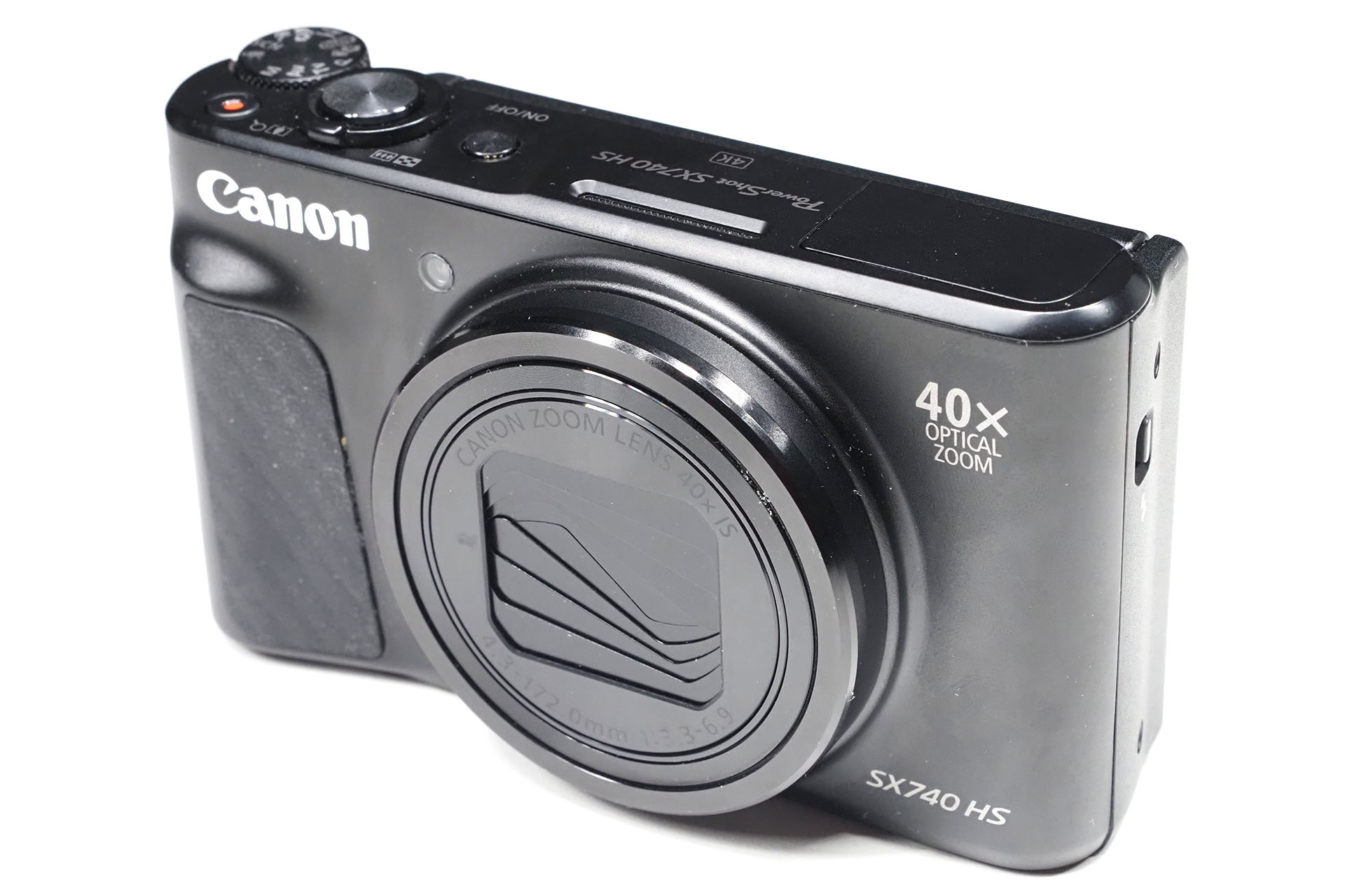 キヤノンのコンパクトデジタルカメラ「PowerShot SX740 HS」はmicroUSB。この写真を撮っているOM SYSTEM「OM-5」もそうだ。充電しにく～い！