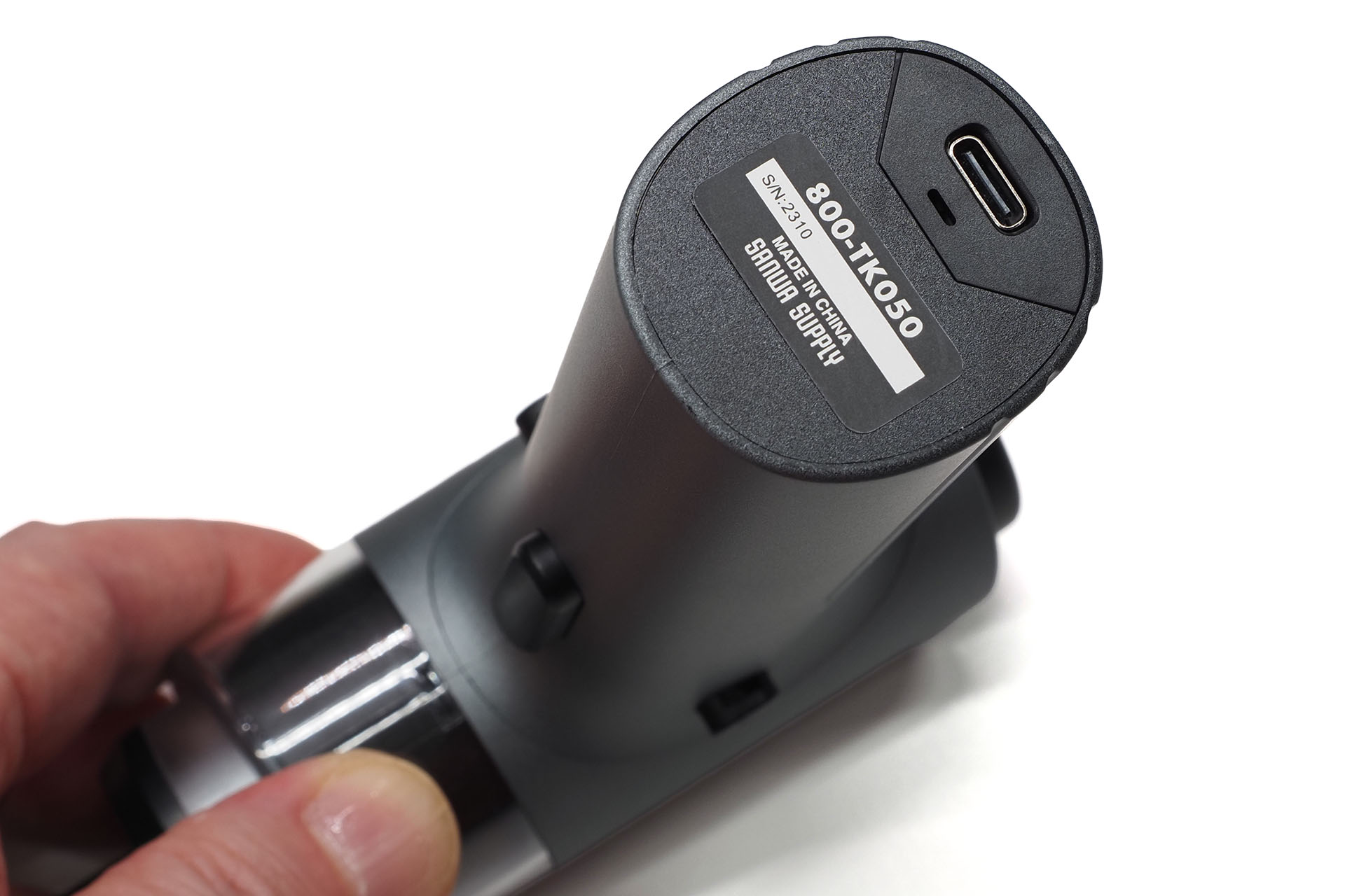 充電用USB-Cポートはハンドル下部にある。