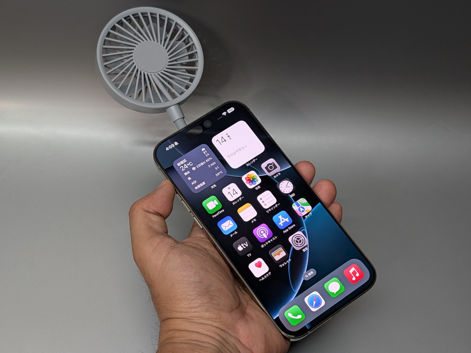 iPhoneに装着したところ。両手を使わず片手だけで両者を持てるのは便利だ