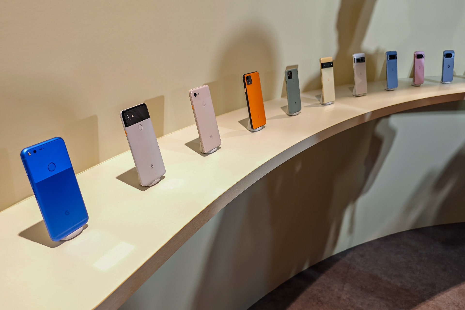 歴代Pixel。左がReally Blueの初代Pixel