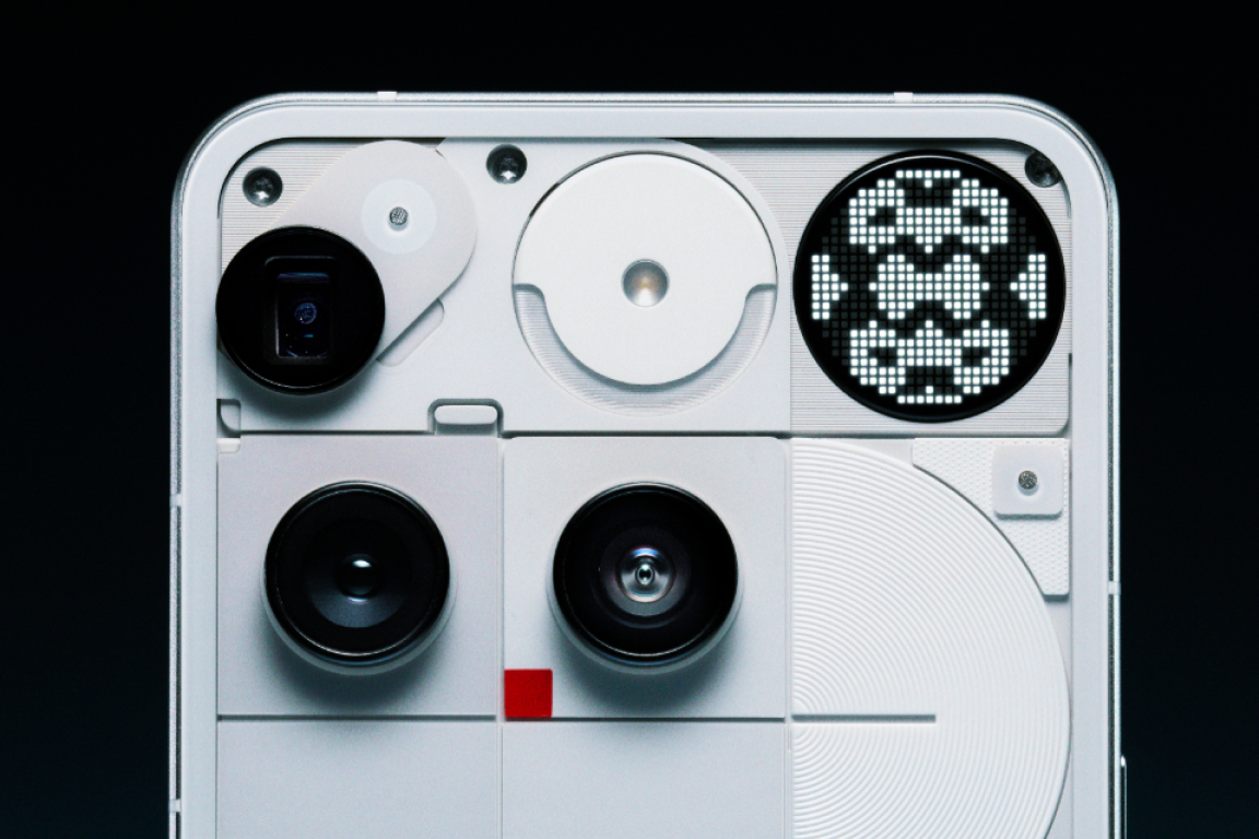 左上が望遠カメラ、下段左がメインカメラ、右が超広角カメラですべてのカメラが5000万画素