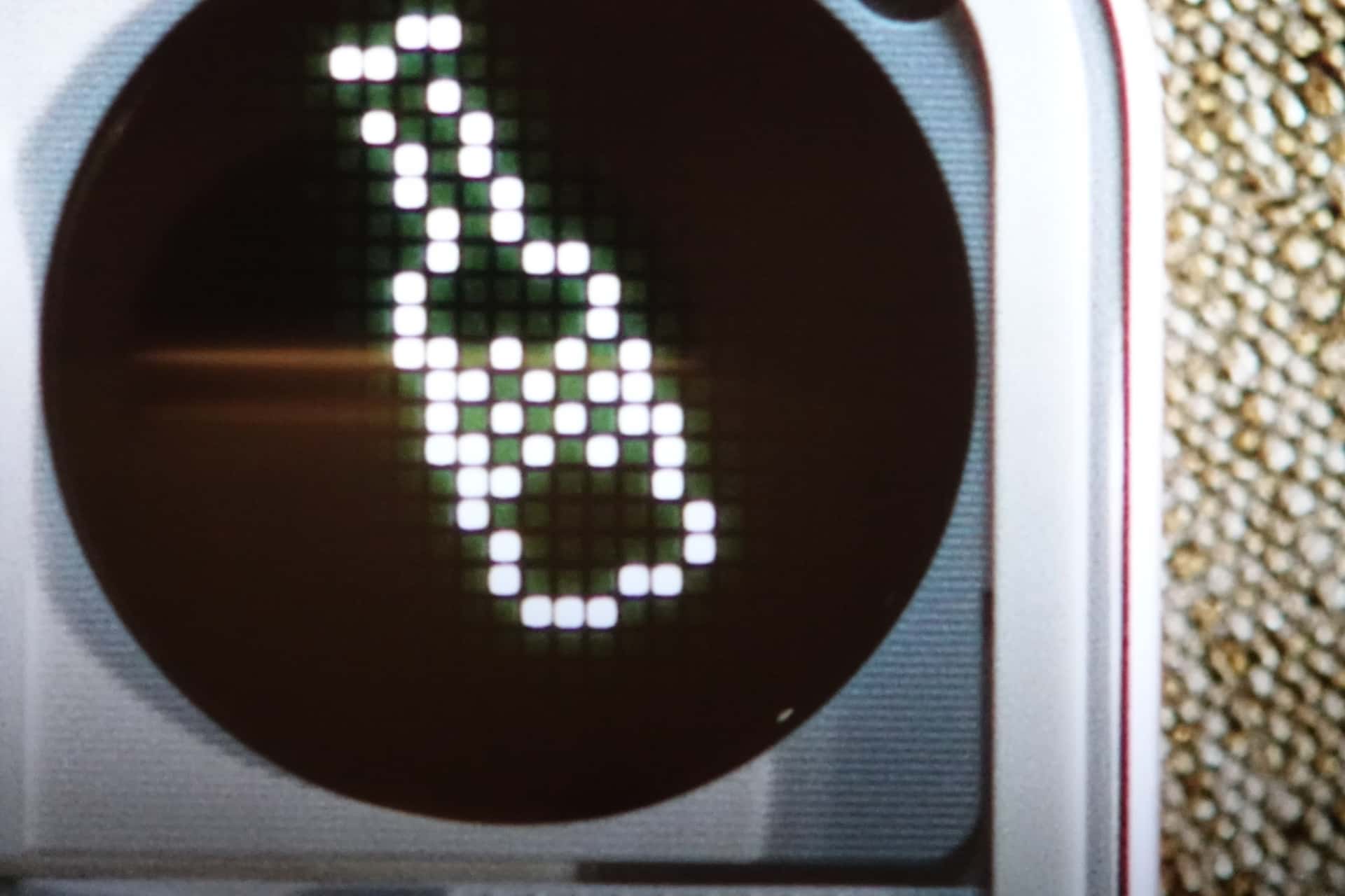 「Glyphマトリックス」、画像は「スピン・ザ・ボトル」で、ランダムにボトルの向きが回転するアプリ