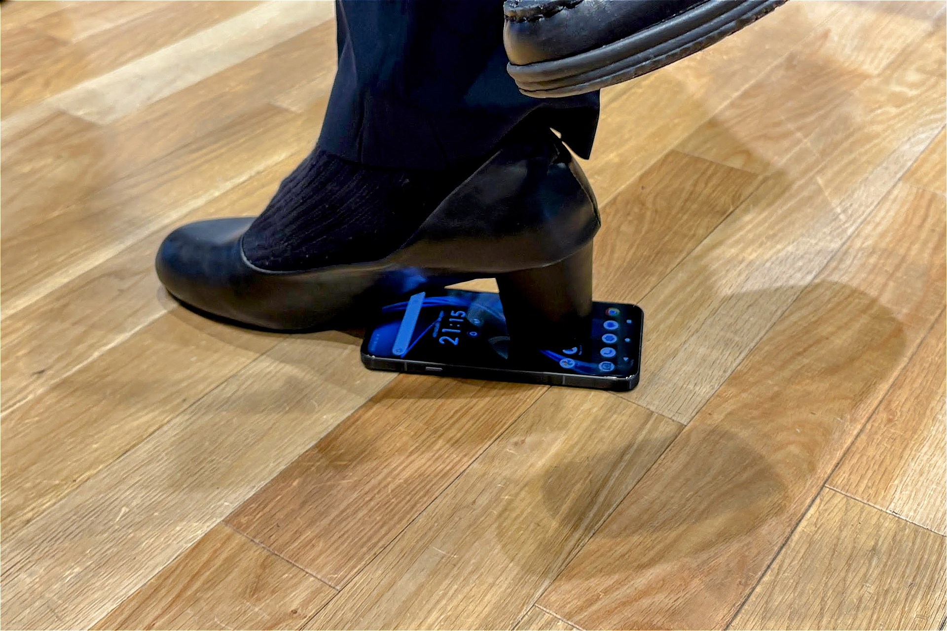 足で踏んでも耐えられる耐久性