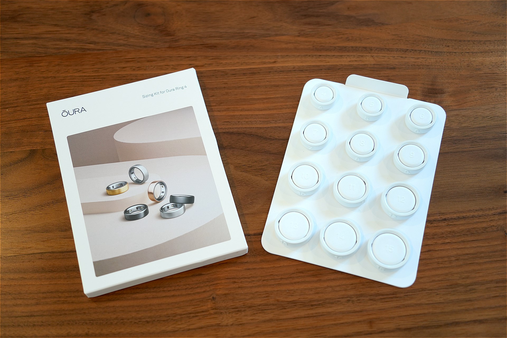 まず無料のサイジングキットが届いた。12のサイズから自分の指に合うサイズを選べる