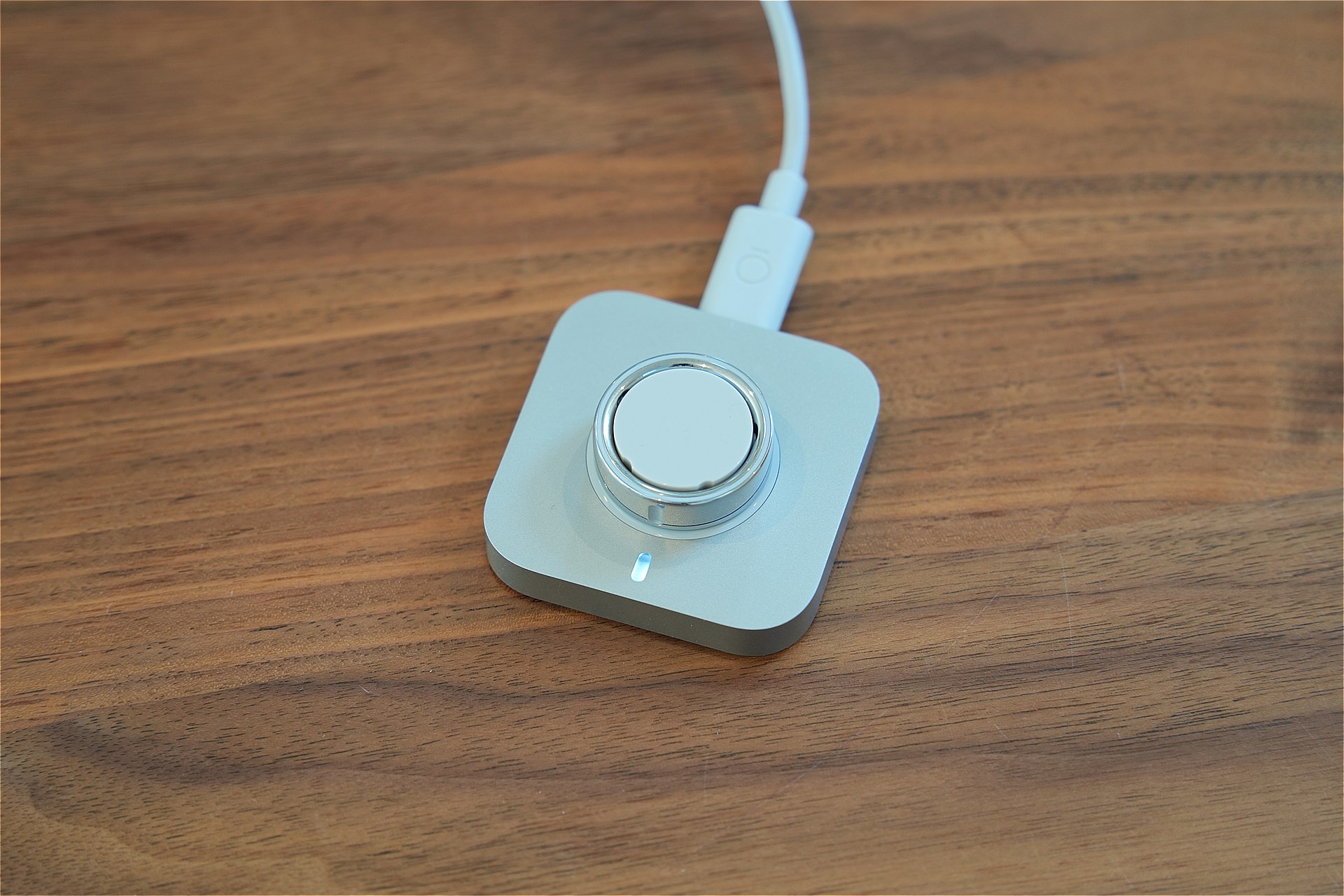 専用の充電台に載せて充電する