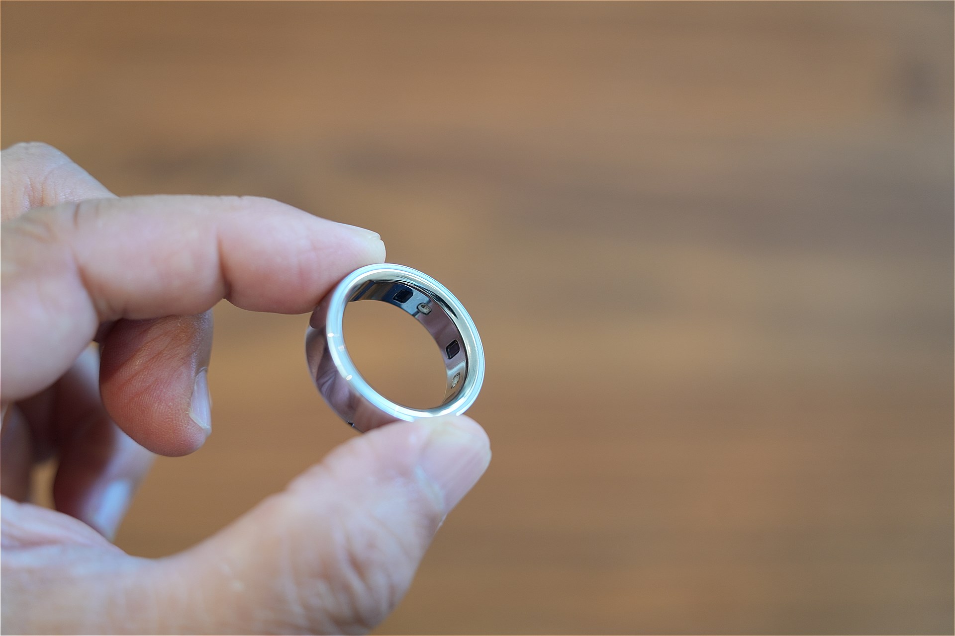 リングの内側に各種センサーが搭載されているが、出っ張りがなく、装着感は良好