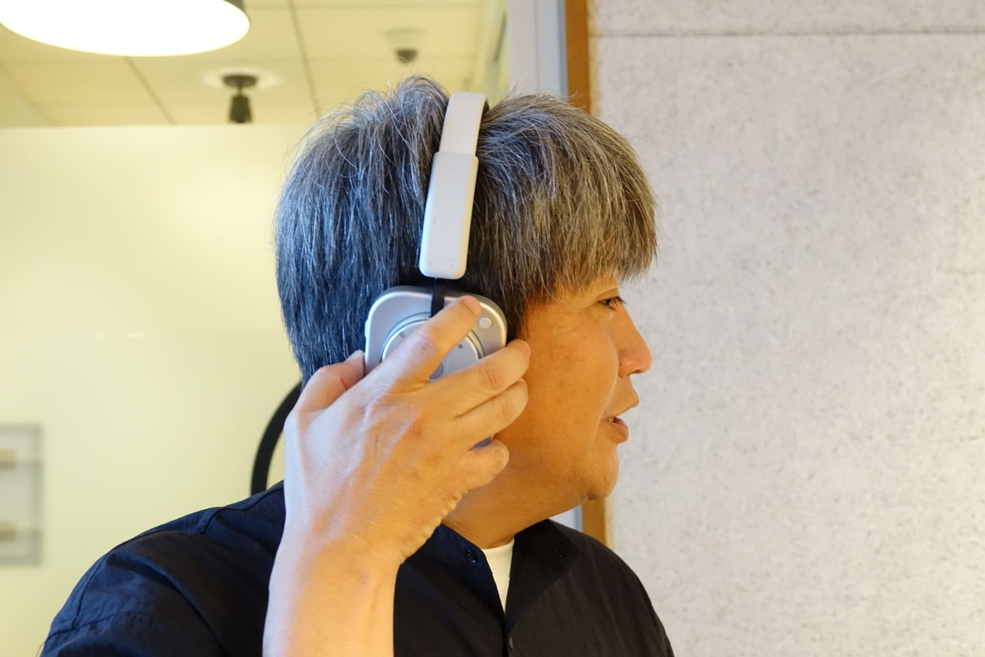 操作キーと端子は、右側にまとめられている