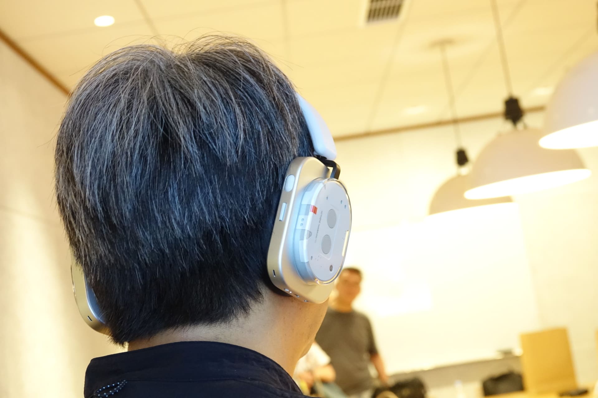 操作キーと端子は、右側にまとめられている