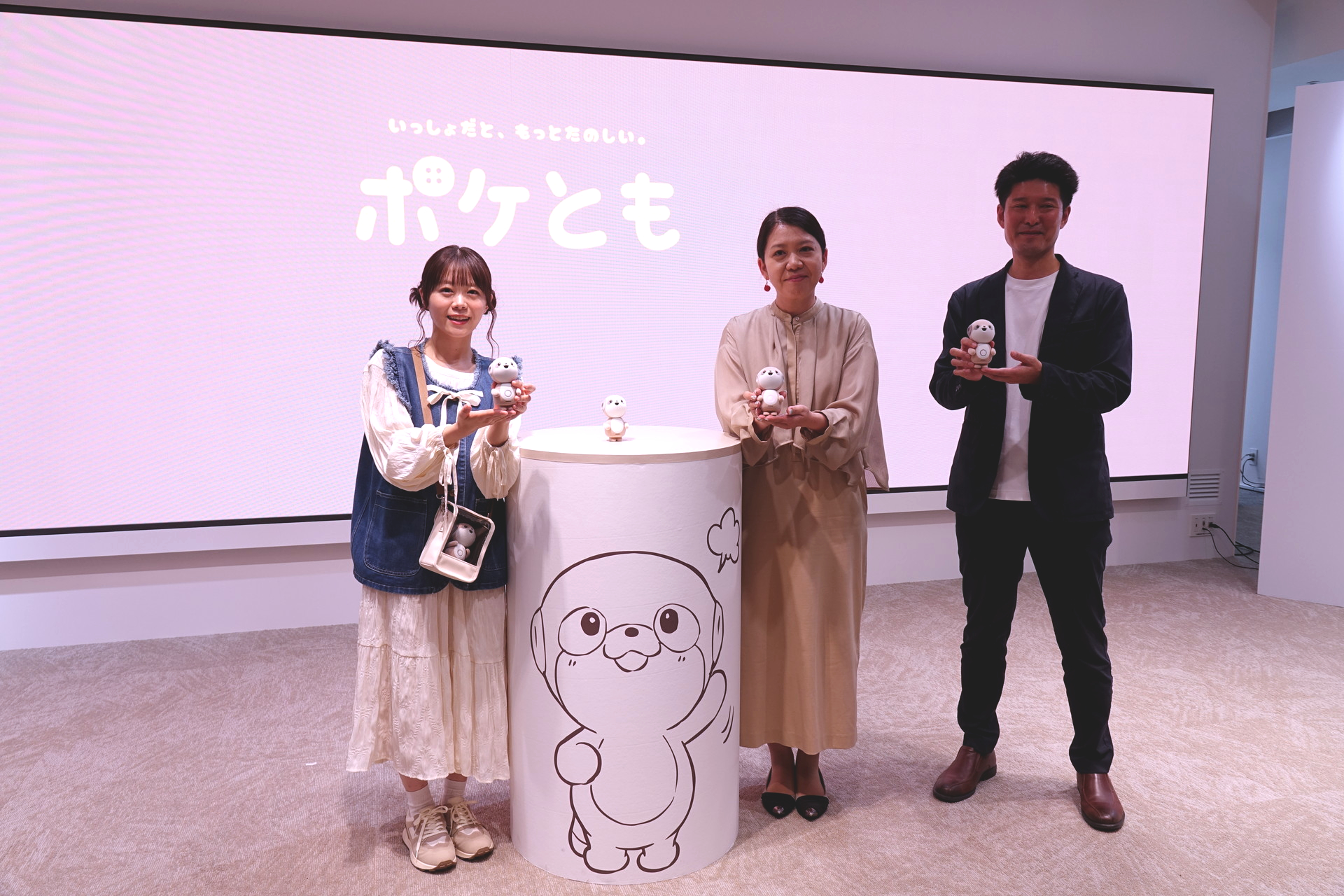 シャープ 通信事業本部長の中江 優晃氏（写真右）、同 通信事業本部 モバイルソリューション 事業統括部長の景井美帆氏（写真中央）。左はモデル