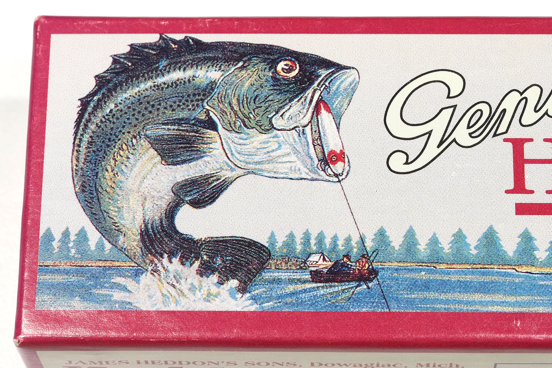 遠くに釣り人が乗っているボート。目の前でルアーに食いつくブラックバス。ボートの後方にはテント。ドワジャック（ドウォージャック）川のほとりでキャンプしつつのバスフィッシングだ。構図がマーヴェラスである。