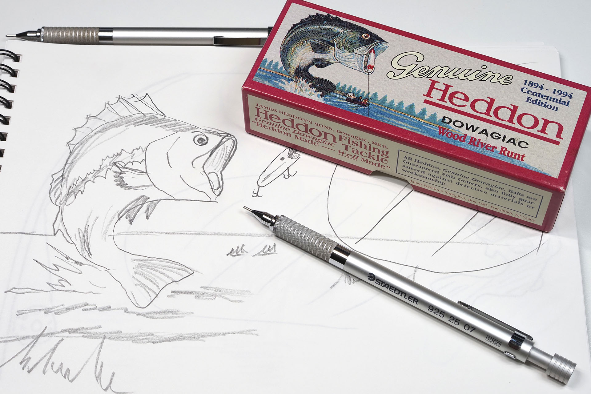 このルアーのパッケージのようなイラストを描きたいと思って落書きしていたのだ。紙にシャーペンで落書き。