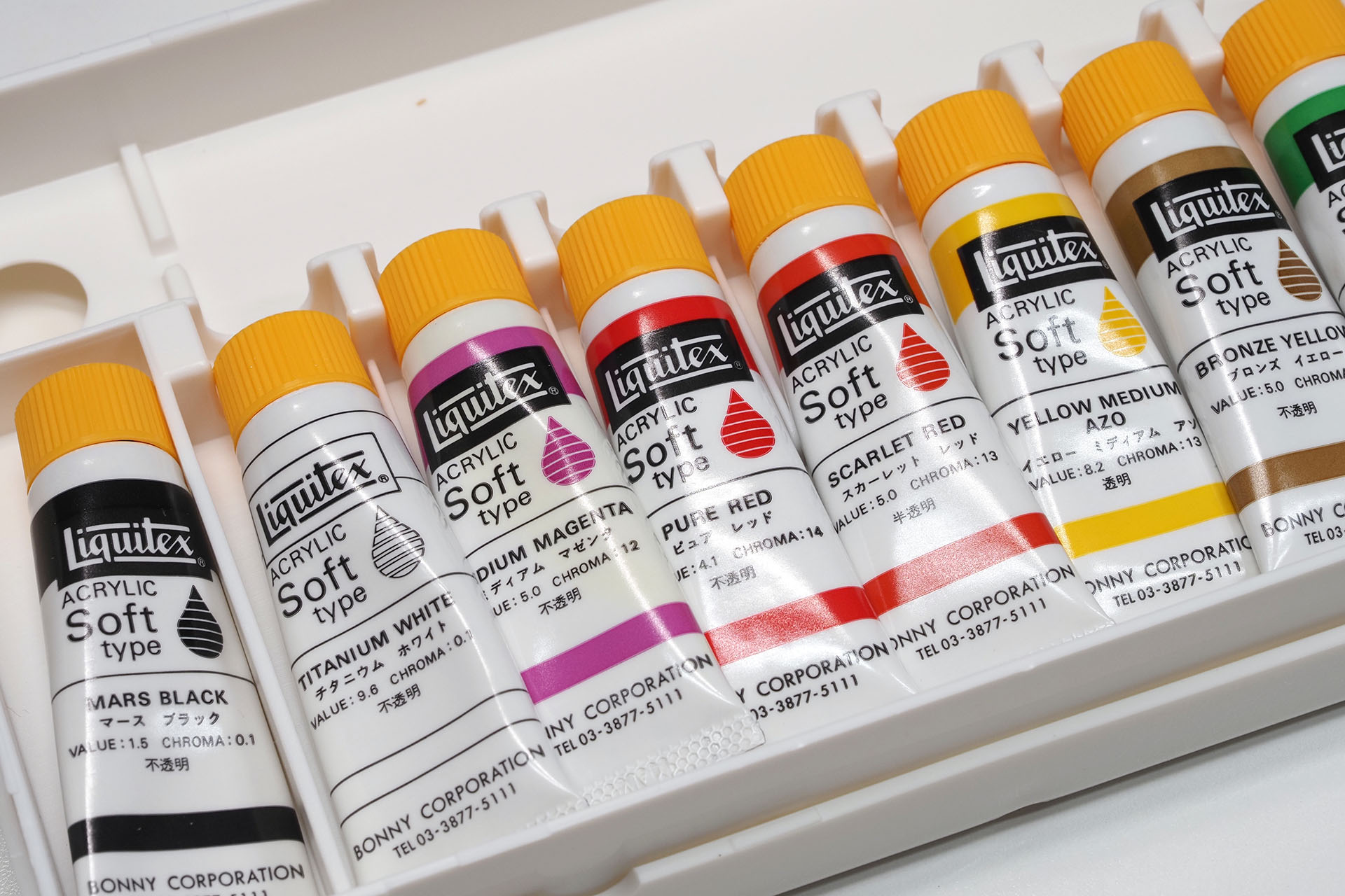 たぶん10年くらい前に買ったリキテックス（中高生向け入門用セット的な）。40年くらい前に初めてアクリル絵の具を使い、その使い勝手のよさと汎用性から、以降はずっとアクリル絵の具大好き派の俺なのであった。ちなみにこの「10年くらい前に買ったと思われる絵の具」だが、いまでもまだ全然フツーに使えた。