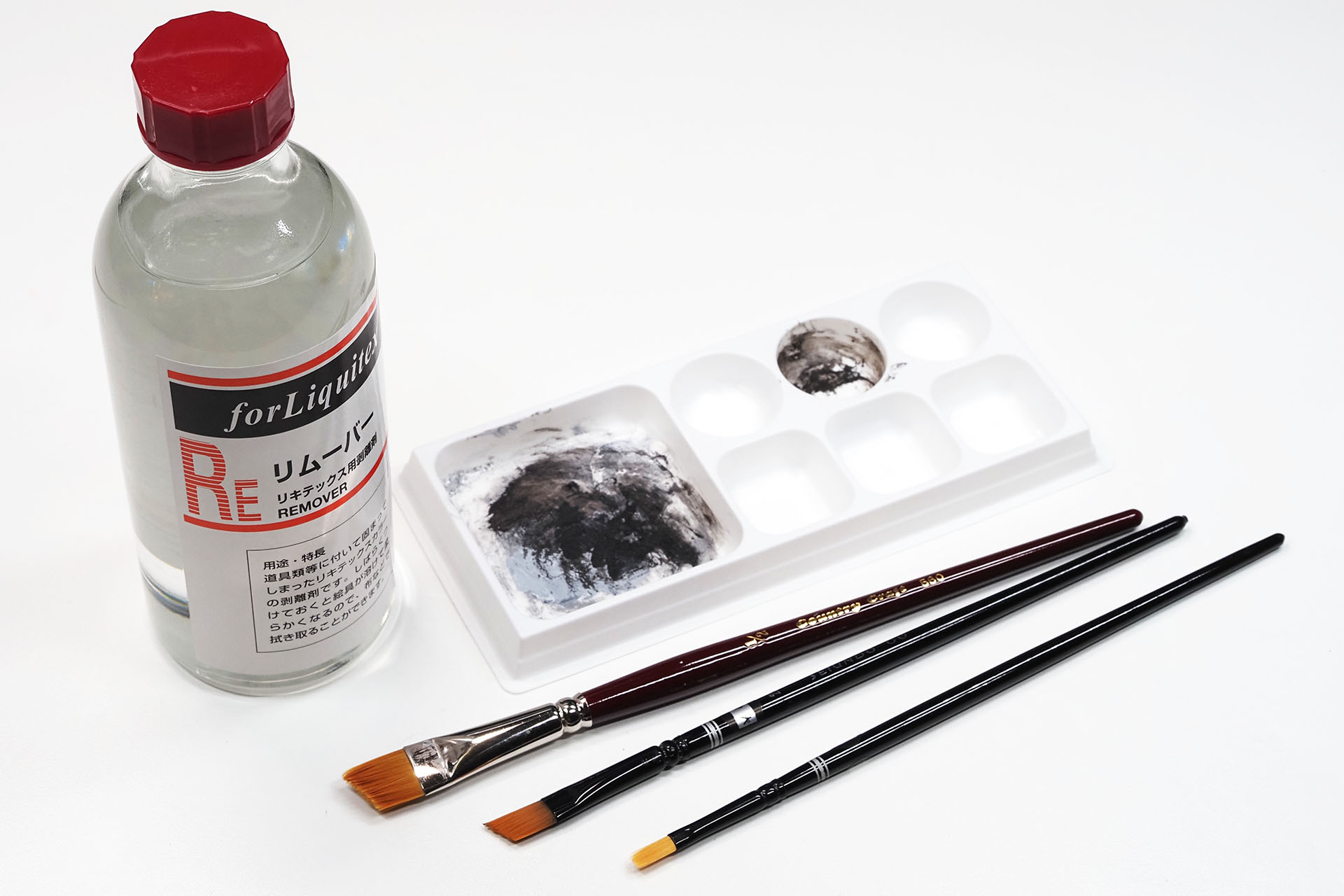 乾いてしまったアクリル絵の具は、リムーバーと呼ばれる溶剤を使えば落とせる。筆やパレットに着いて乾いたアクリル絵の具もスッキリ落とせる。しかし、布地に浸透して乾いたアクリル絵の具を落とすのは難しいように思う。ちなみに、こういうリムーバーで使い捨てタイプの薄い樹脂製パレットを拭いたりすると、樹脂製パレットが溶けたりもする。