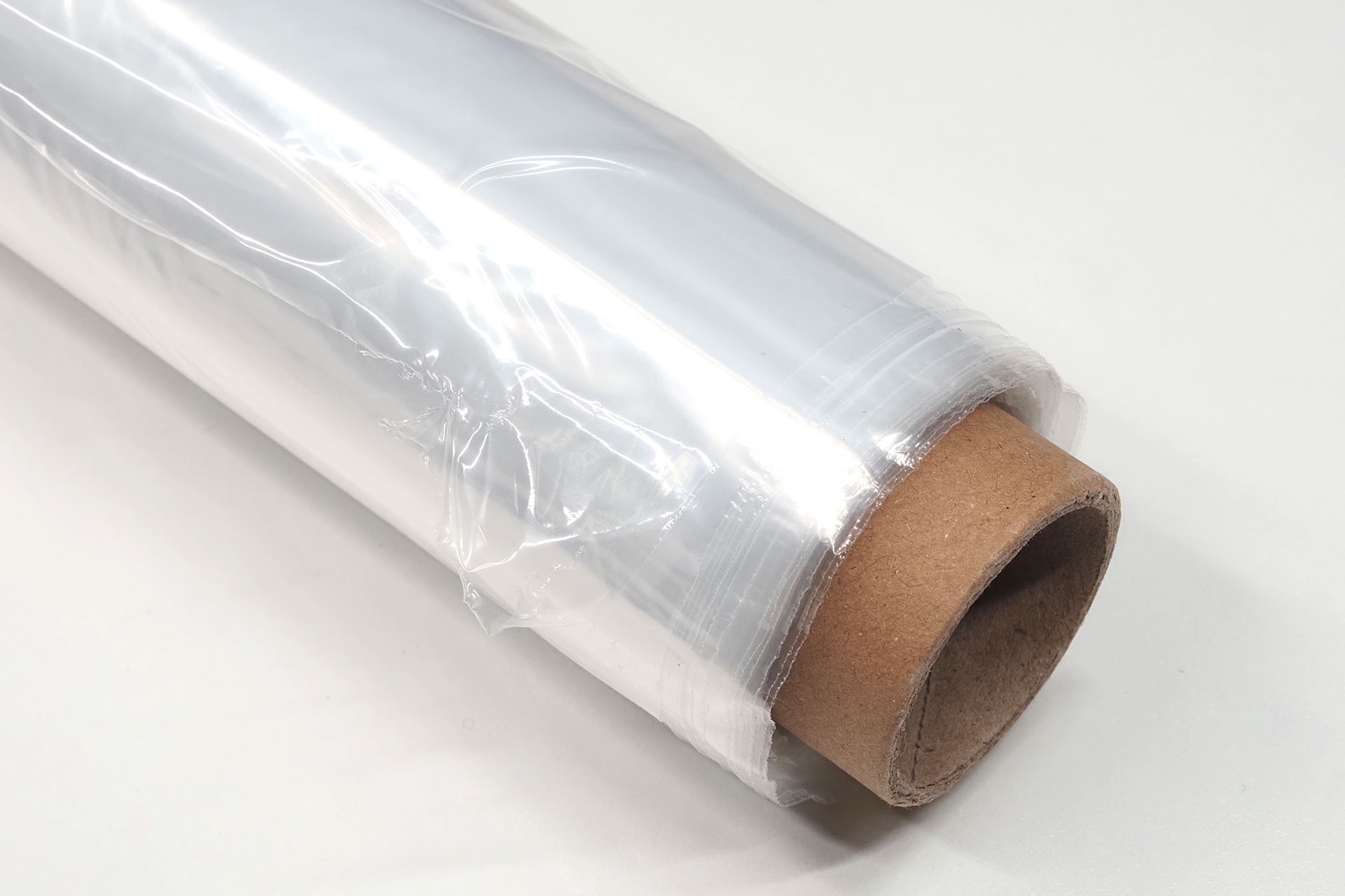 農業用マルチは幅1mくらいからあり、長さは10m以上の単位で売られている。黒や銀や穴あきなど各種があるが、透明で穴ナシのものは農業用以外にもいろいろ使えそう。厚さ0.02mmで135cm×50mののものが1500円くらいだったと思う。ホームセンターの園芸コーナーなどで売られている。