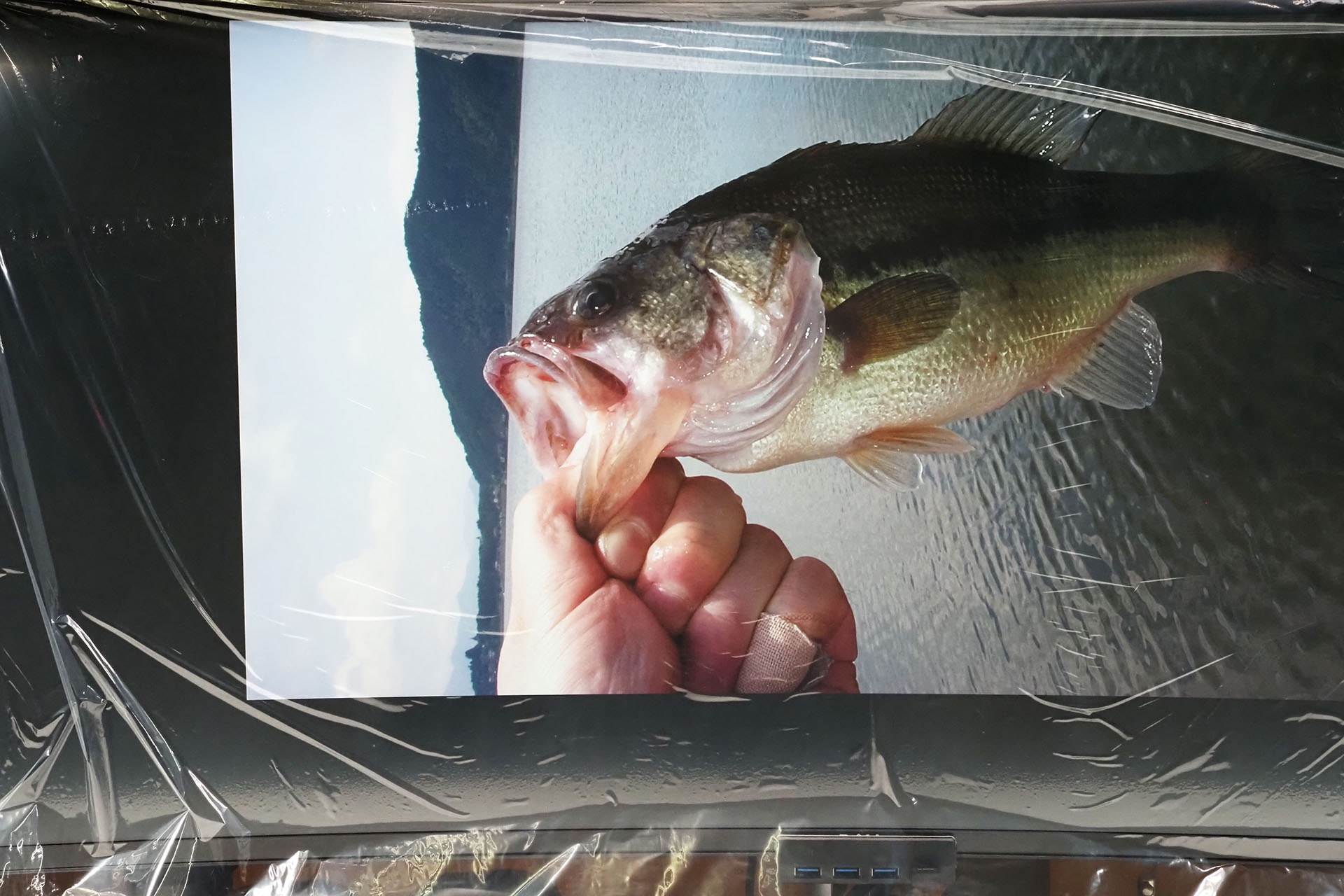 シートは静電気によりディスプレイ画面に密着しやすい。密着させると表示があまり劣化せず見やすい。