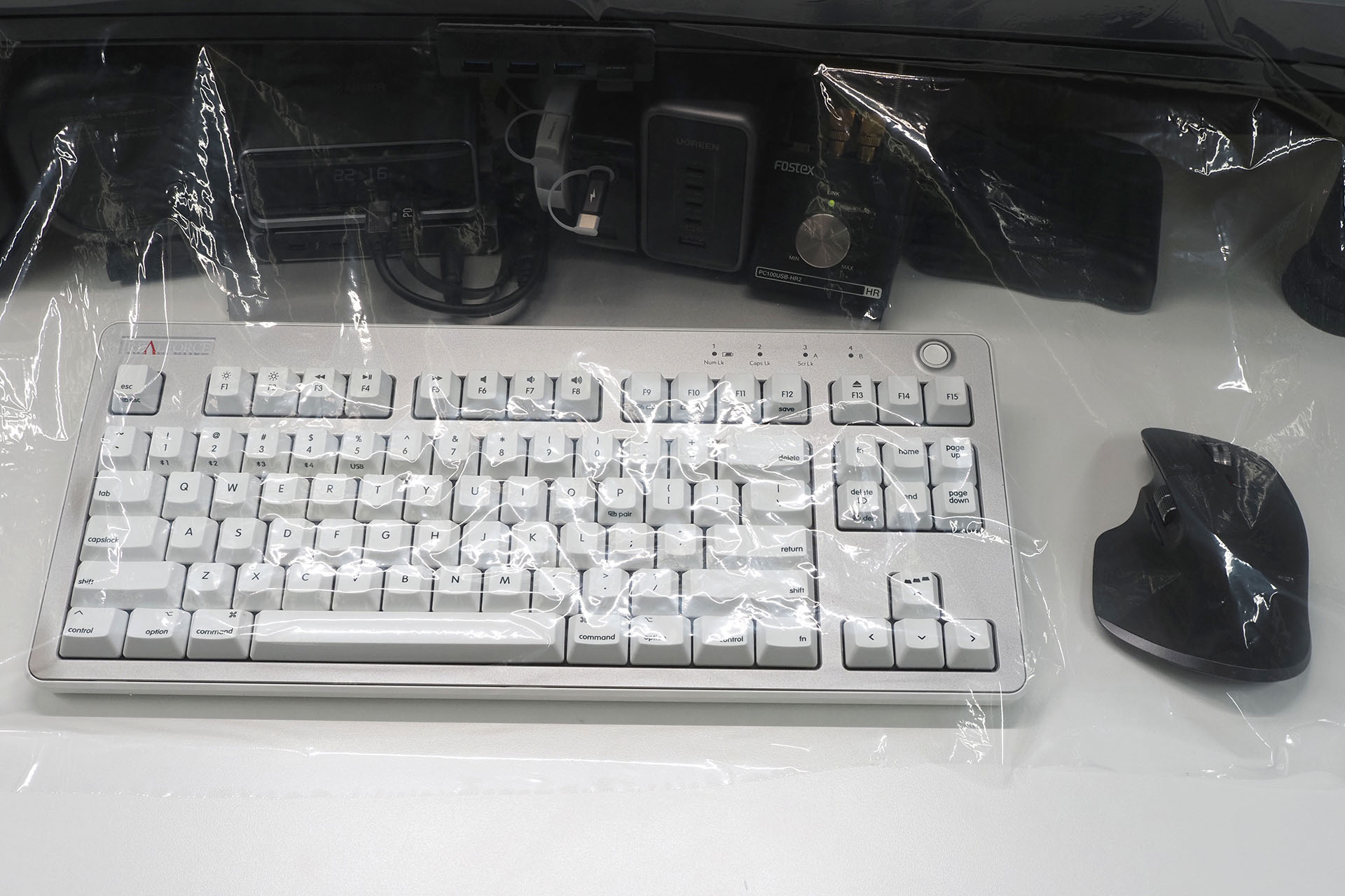 シートの下部を使ってキーボードやマウスも覆ってしまう。アクリル絵の具が着いた手でこれらを使う場合はシート越しで。直接触れるとアクリル絵の具が付着して、やはり落としにくい／落ちない状態になるからだ。