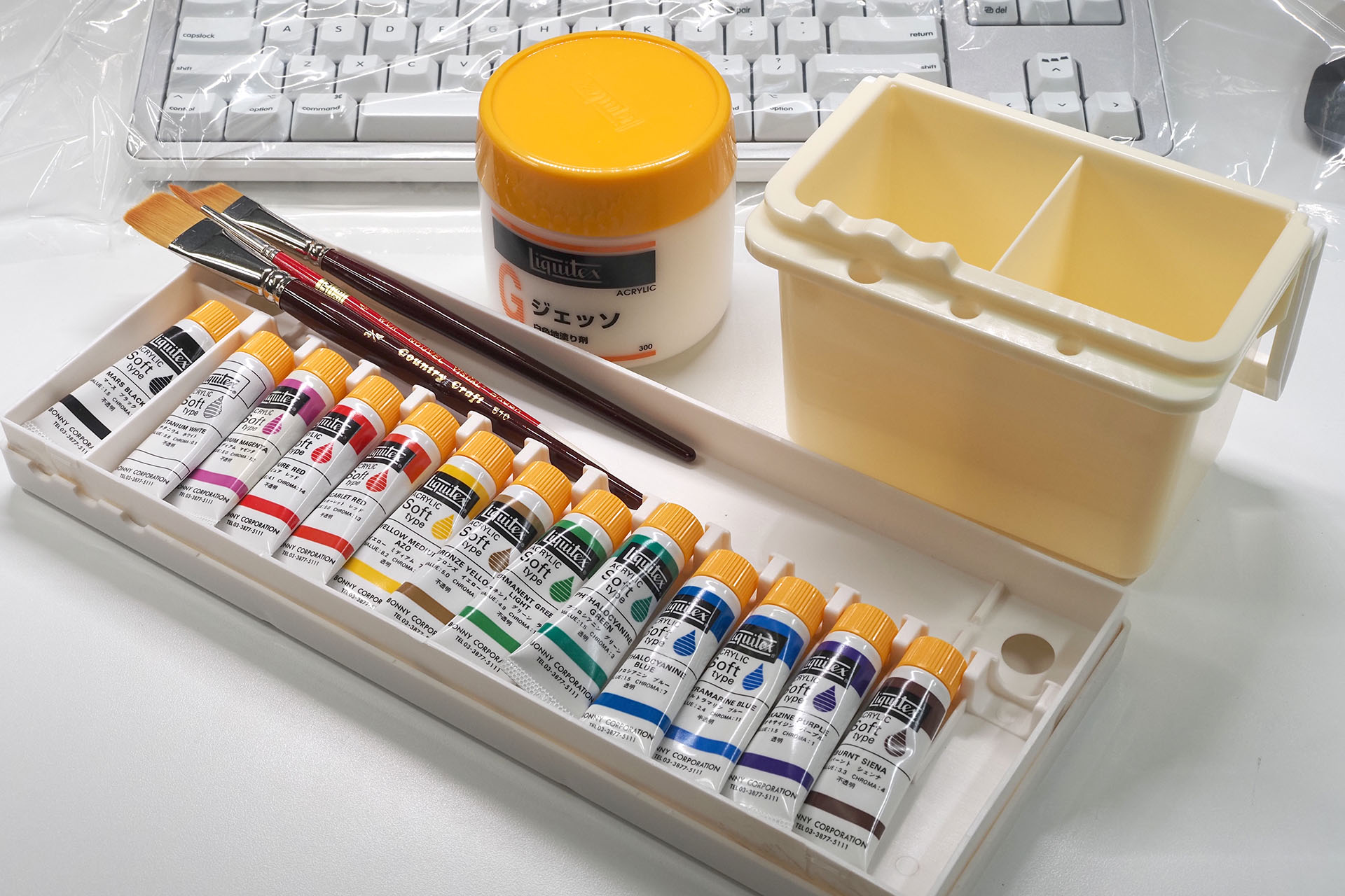 アクリル絵の具や筆。アクリル絵の具は、使用時は水溶性なので水入れも使う。描く面の下地づくりにジェッソを使うことが多い。