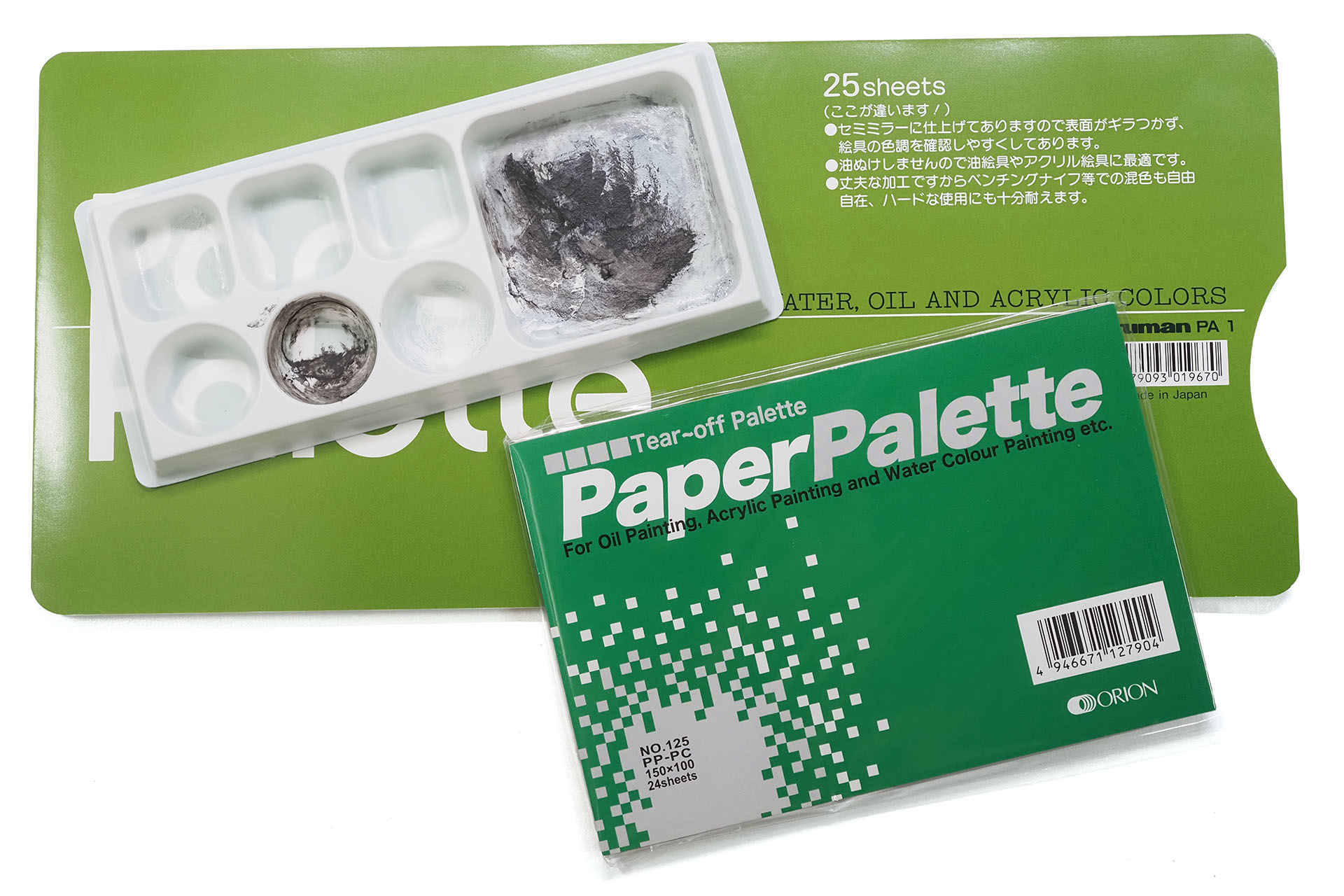 アクリル絵の具は10~30分程度で乾いてしまったりするので、パレットに固着しやすい。パレットは「描いた後に洗うなどメンテナンスの必要がない」という点で使い捨てが便利。出し過ぎた/混色などした絵の具を使える状態で残しておきたい場合、皿形状がある使い捨てパレットに絵の具を残してビニール袋に入れたりラップをかけたりして(必要に応じて霧吹きで加湿して)保湿すれば保存できる。チャチャッとべた塗りのために絵の具(やジェッソ)を出す場合、ペーパーパレットも便利。ペーパーパレットは、乗せた絵の具をテュッシュで拭うと(絵の具が半乾き程度なら)けっこうキレイに拭き取れるあたりも実用的。