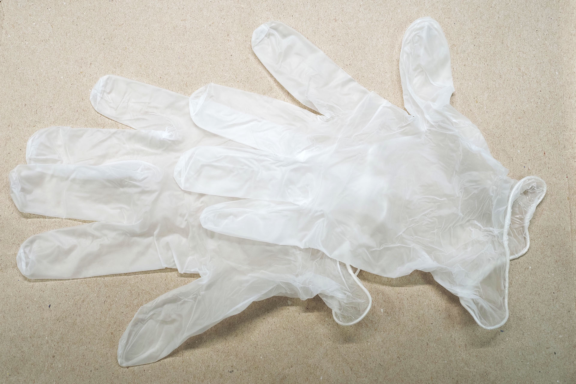 俺の場合は絵の具を使うときは手袋必須派。アクリル絵の具は皮膚に着いても落ちにくく、爪の間に入るとさらに落ちにくい。指で撫でてグラデーションつくる系の画材も使わないし、手袋を常用している。手袋は密着性の高い使い捨てが実用的だと感じる。