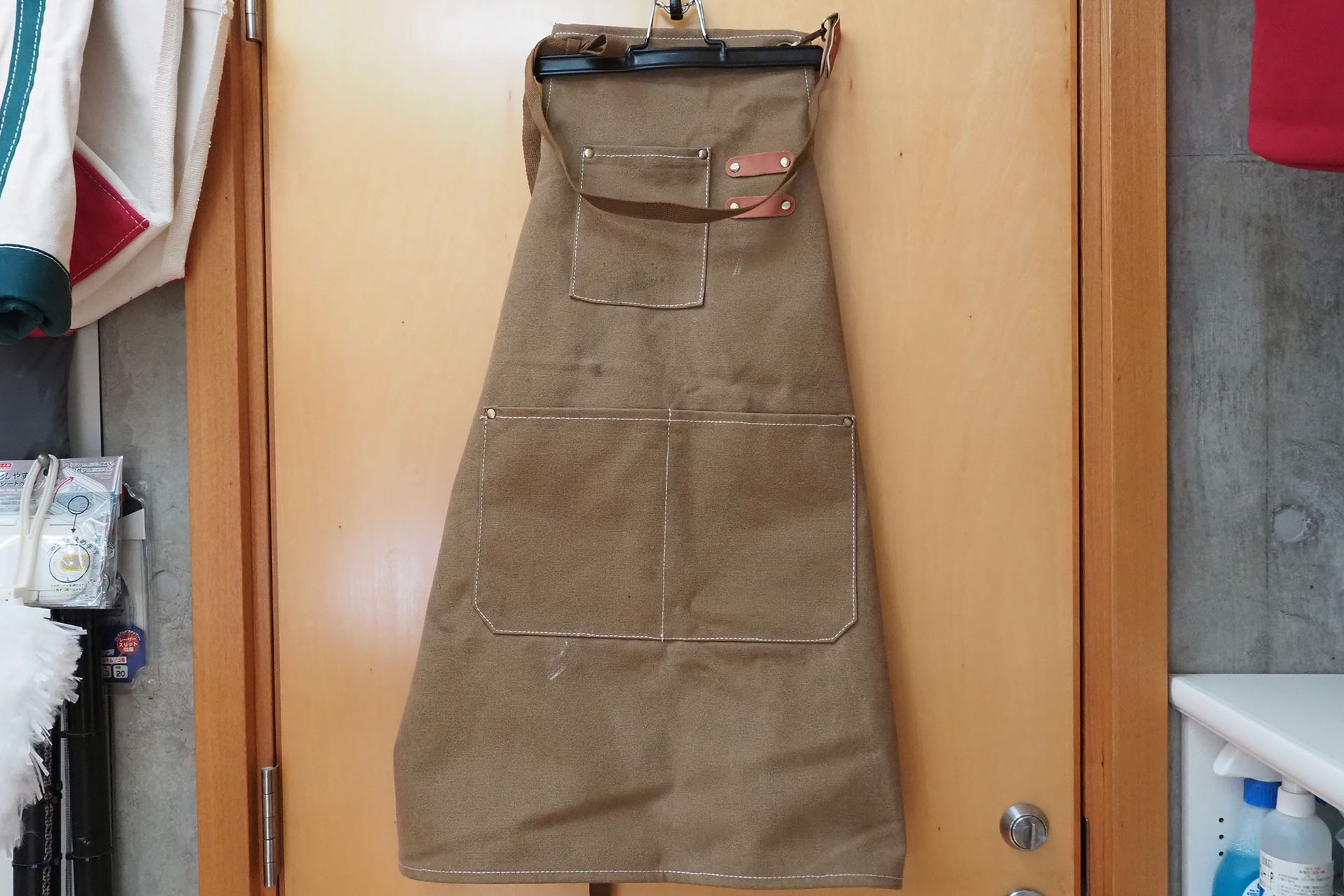 絵の具を使うときはエプロンも必須だと思う。アクリル絵の具が服に着いた場合、「付着直後ならリムーバーを使って落とせる」説もあるが、リムーバー使用にそーとー慣れていない場合は「アクリル絵の具が服に着いたら詰みであり終了」だと思う。写真はAmazonの999円エプロン。これで服もアクリル絵の具から守ってゆこうッ!!!