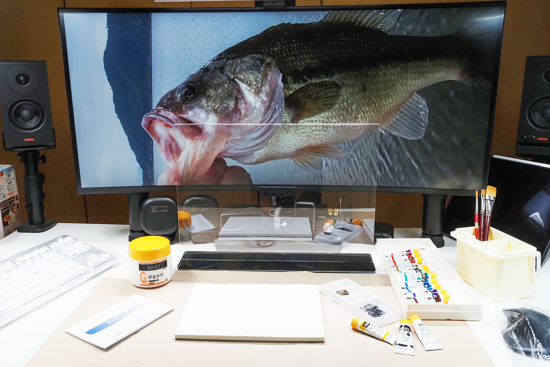 ディスプレイの前にアクリルフレームを立て、その手前に必要な道具などを並べたという感じ。