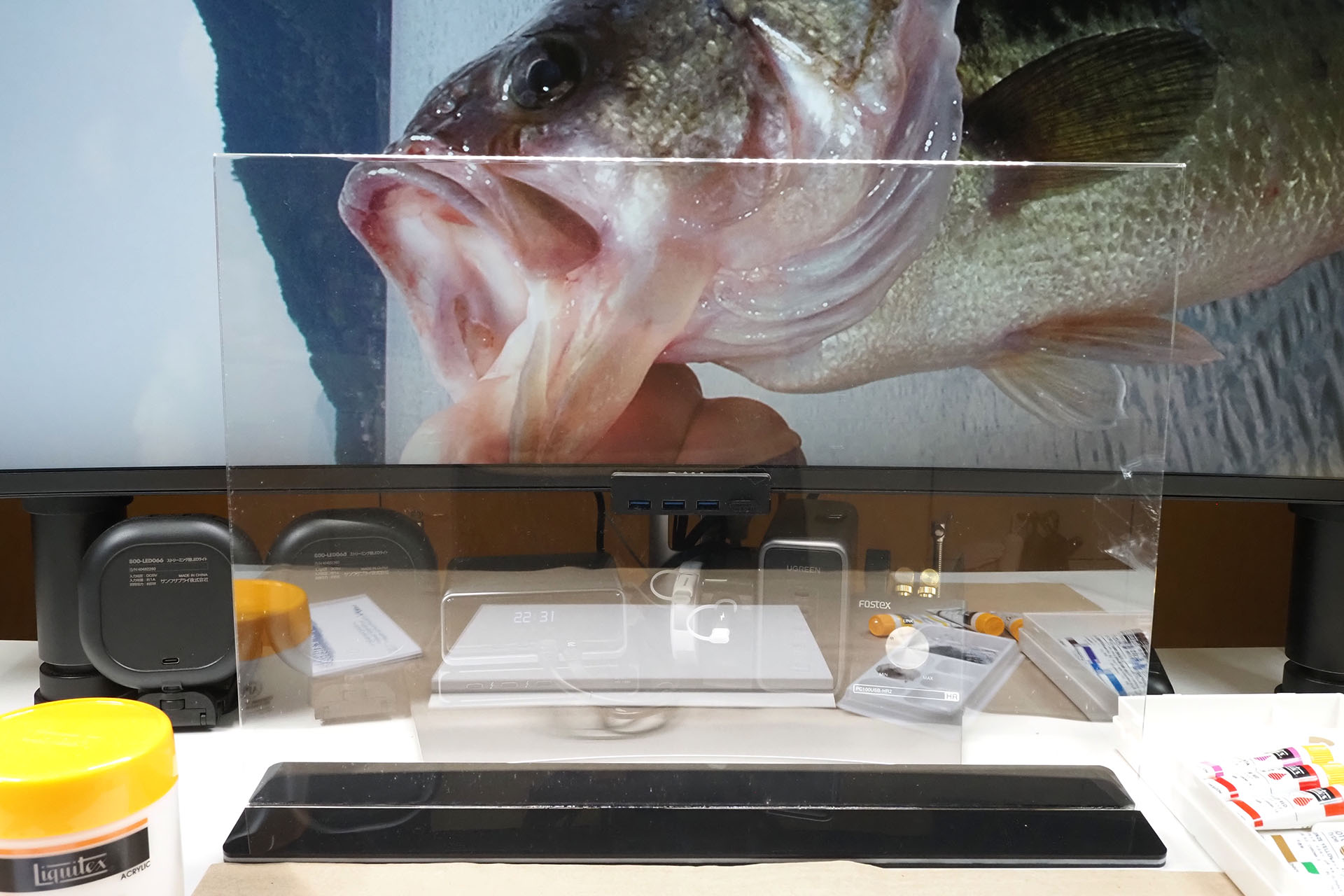 アクリルフレームは二重のアクリル板だが、透明度が高いので後方のディスプレイ表示もクリアに見られる。