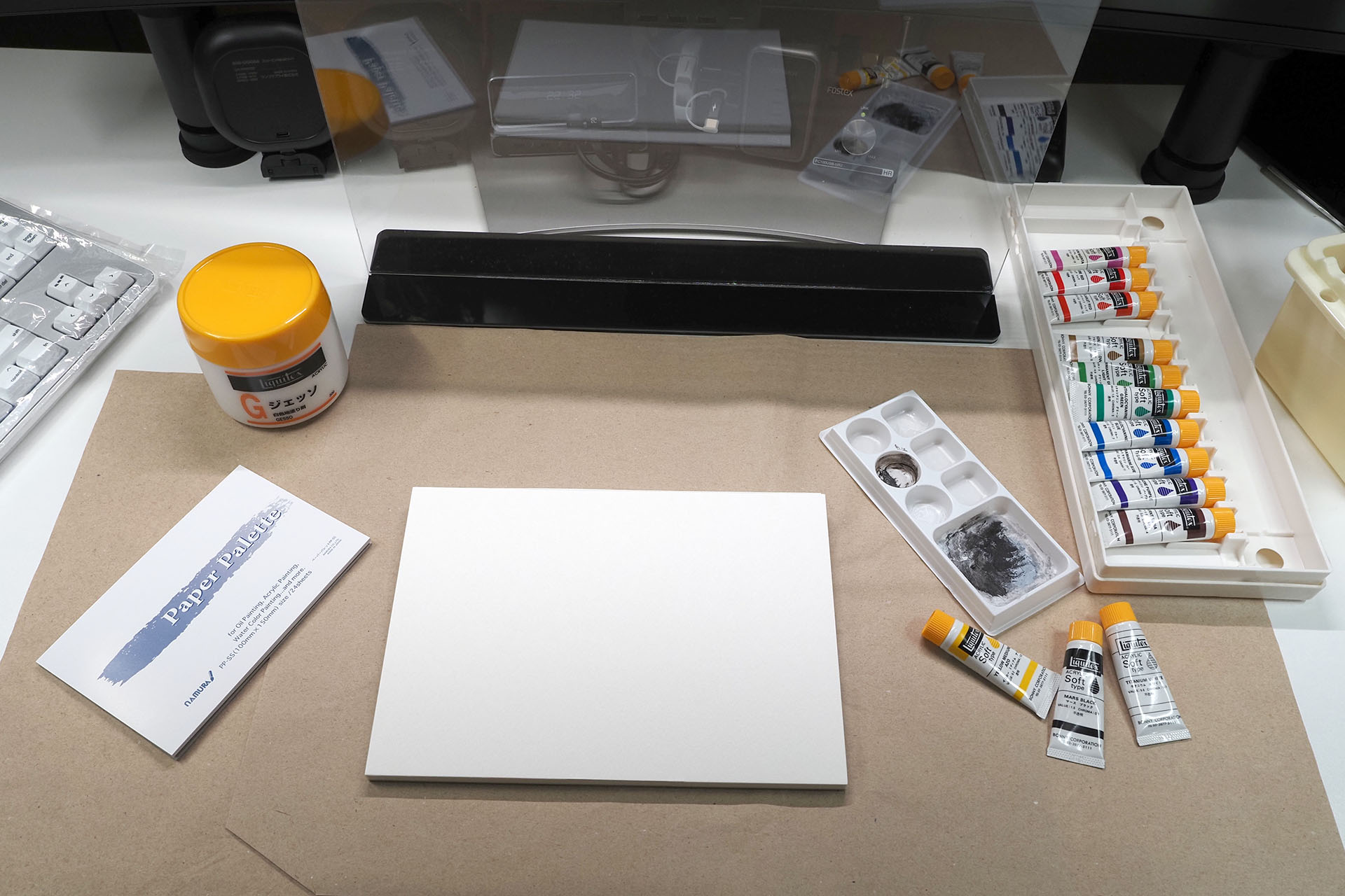 Amazon紙とか画材とかは手前に。なおアクリルフレームは描く紙の近くに置いたほど「絵の具バリア効果」が高まる。