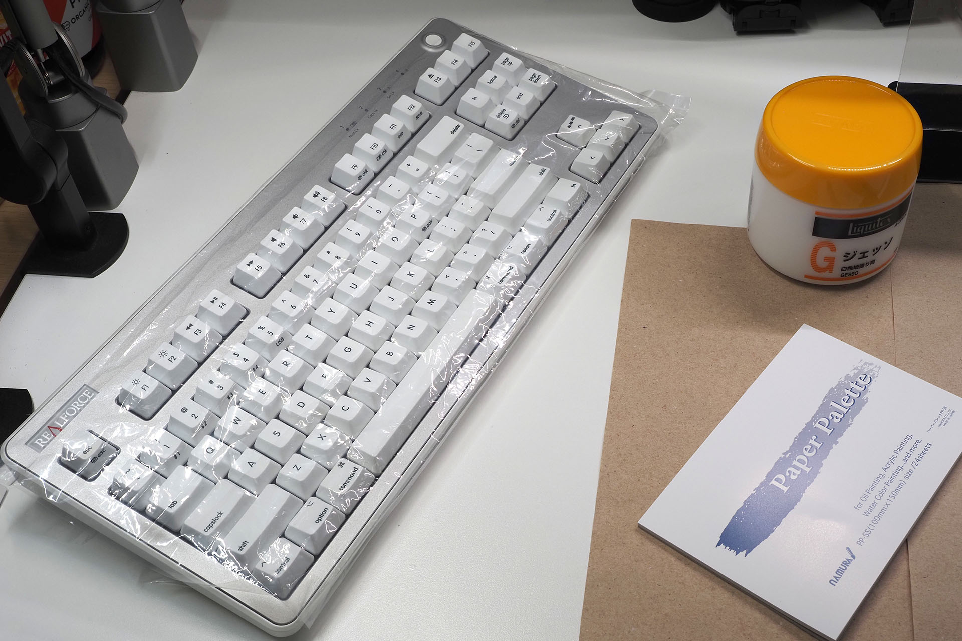 キーボードは左側に置いた。ただしビニール袋で包んである。アクリル絵の具による汚れ防止のためだ。