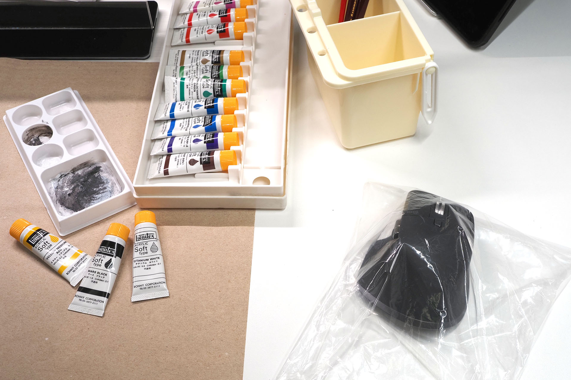 右側にはアクリル絵の具による汚れ防止のためビニール袋に入れた状態のマウスを置く。この状態だとホイールがほぼ使用不能になるので、ウィンドウのスクロールバーなどを使うことになる。