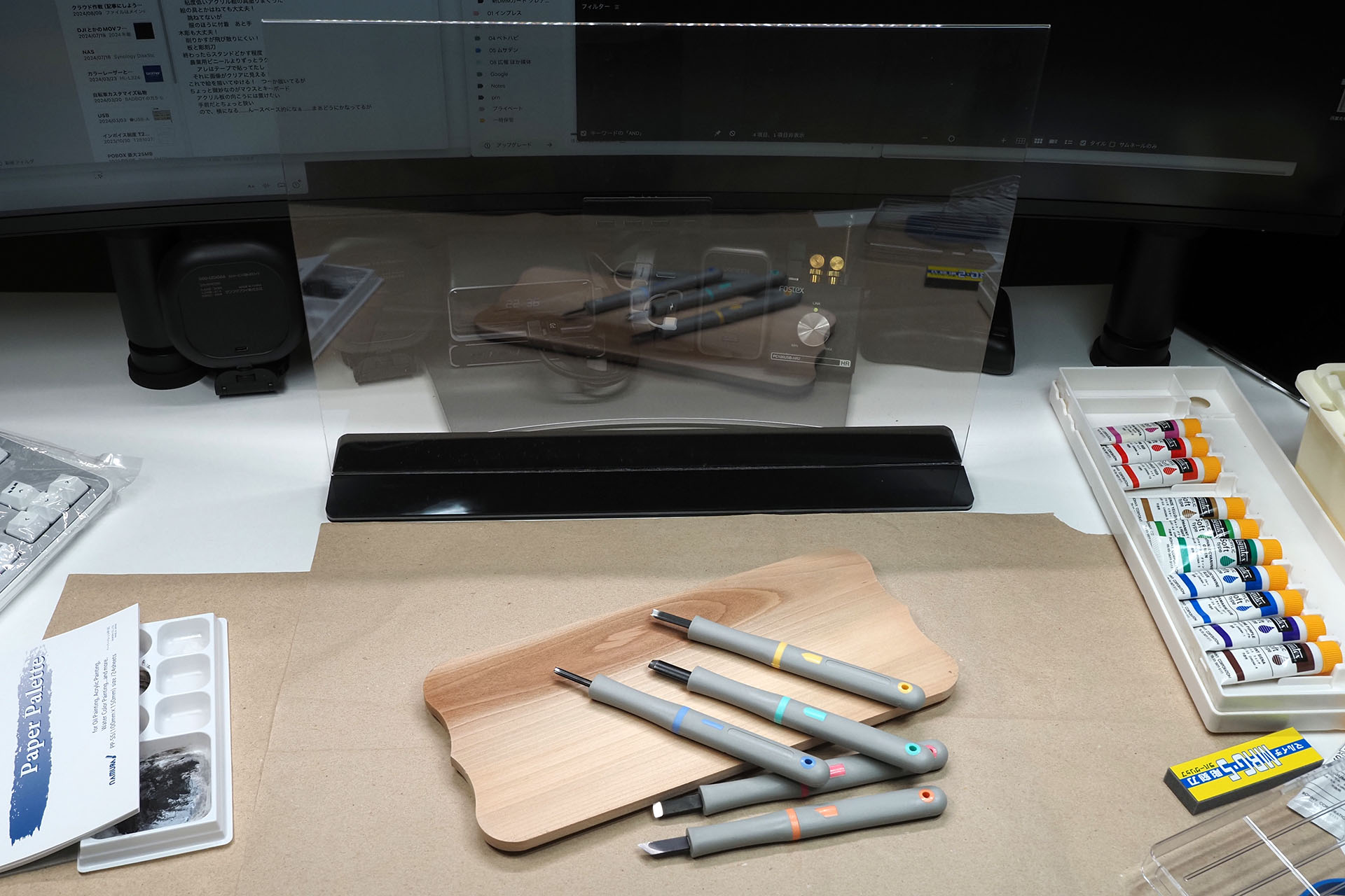 木彫をするときにもアクリルフレームで画面を保護。細かな木片が画面に当たっても傷はつかないと思うが、木彫時に出る微細な削りかすが静電気で画面に着く？　のを少し防止、みたいな？