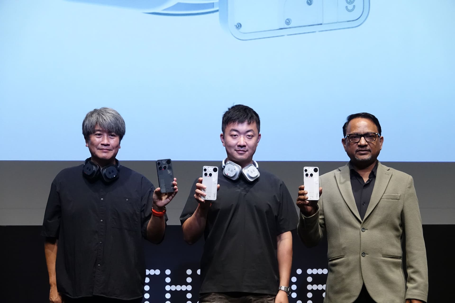 左からNothing Japan代表の黒住吉郎氏、Nothing CEOのカール・ペイ氏、楽天モバイル代表取締役共同CEO兼CTOのシャラッド・スリオアストーア氏
