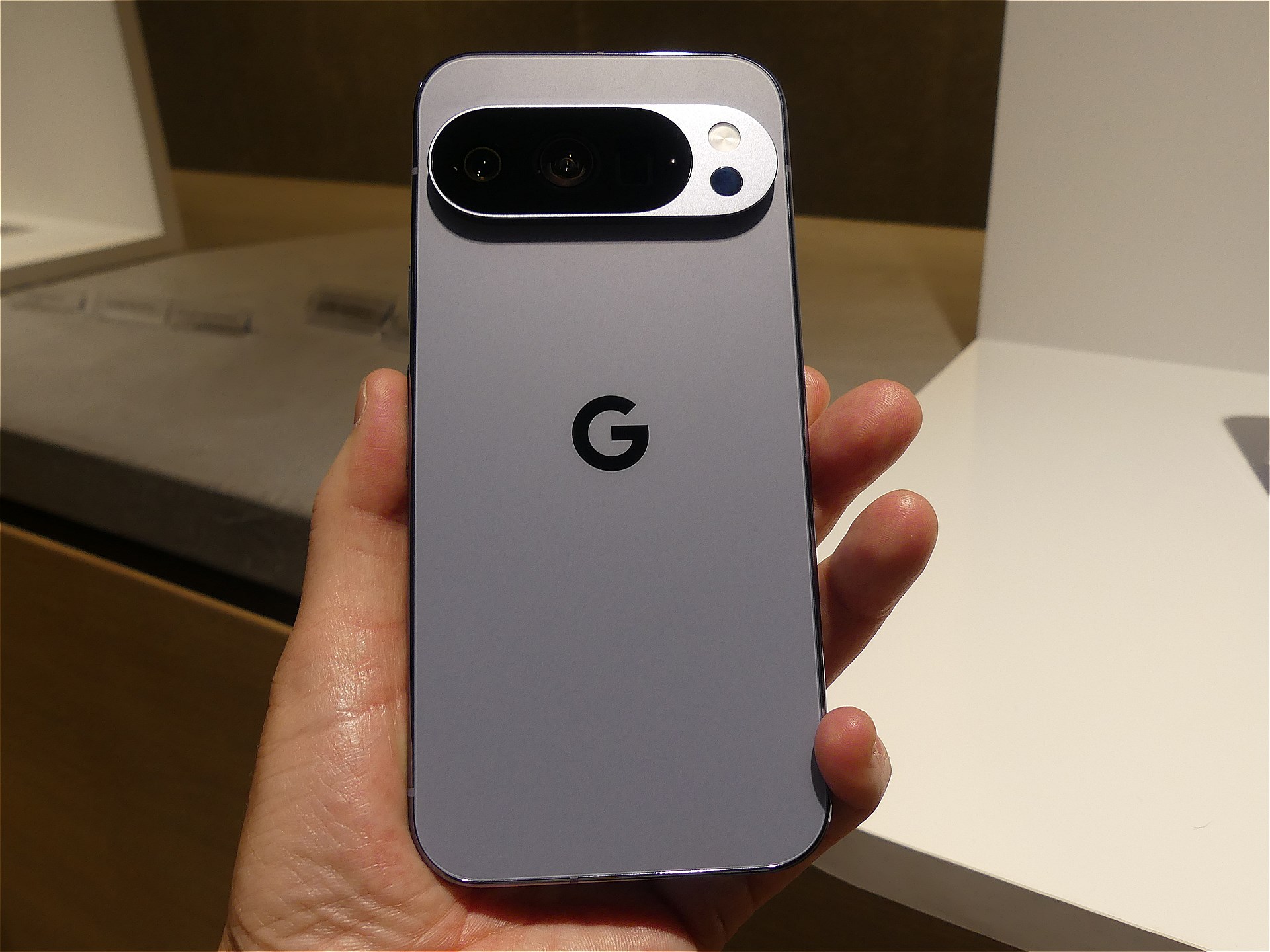 Pixel 10 Pro/Pro XLにはカメラバーの右端に温度センサーがある。