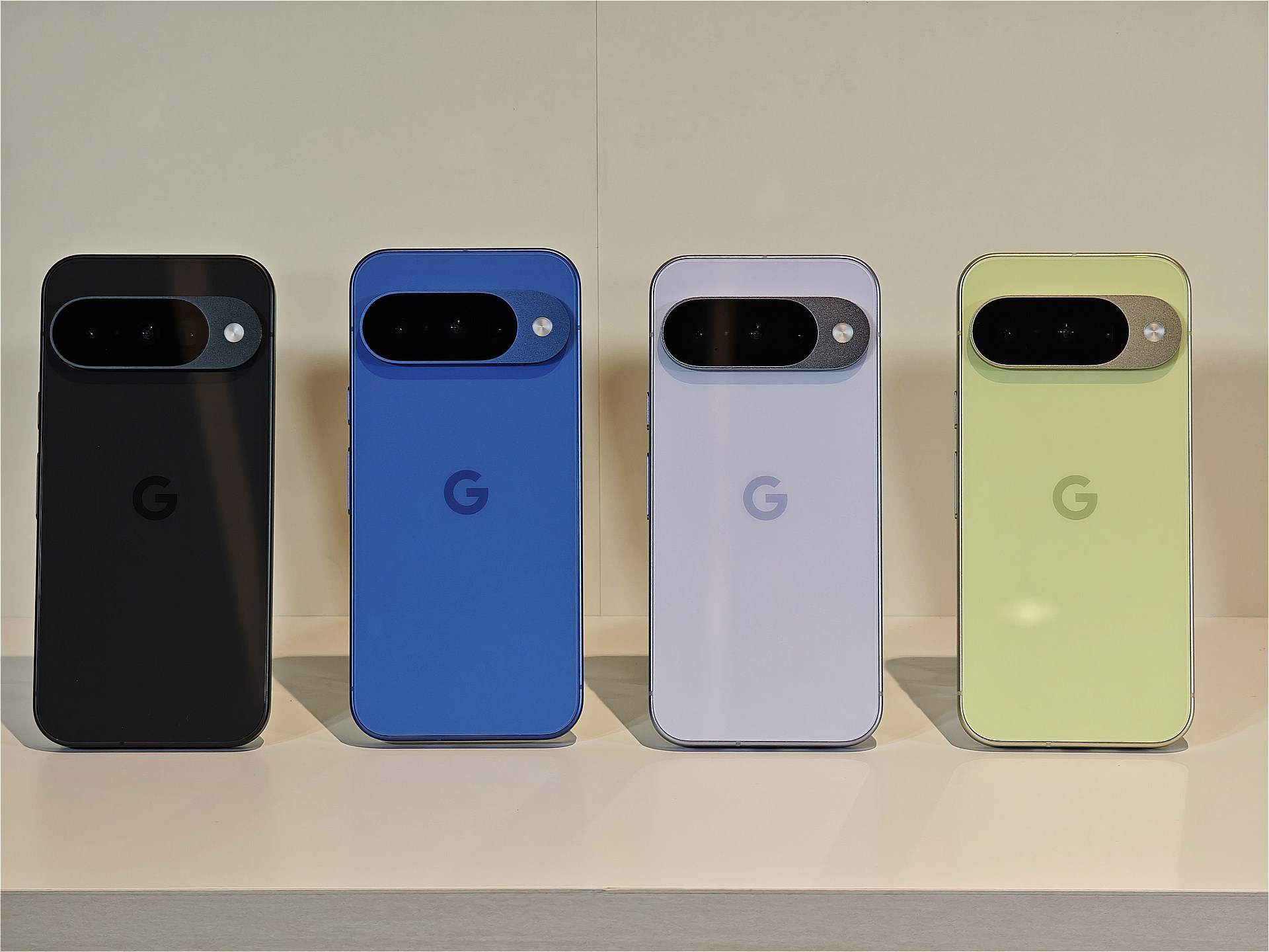 Pixel 10。左からObsidian、Indigo、Frost、Lemongrass。